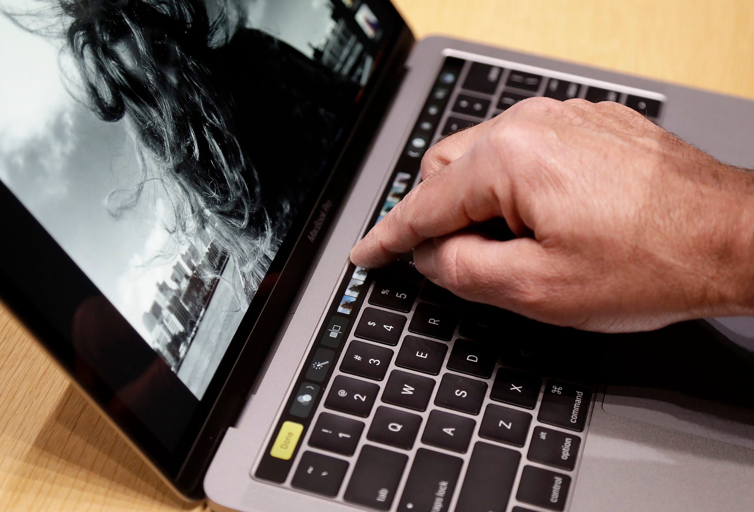Wallpaper #lFYIeJcBsd6xcFiEjNo-82 Apple Touch Bar Why Not Just Build a Touchscreen Mac Business Insider