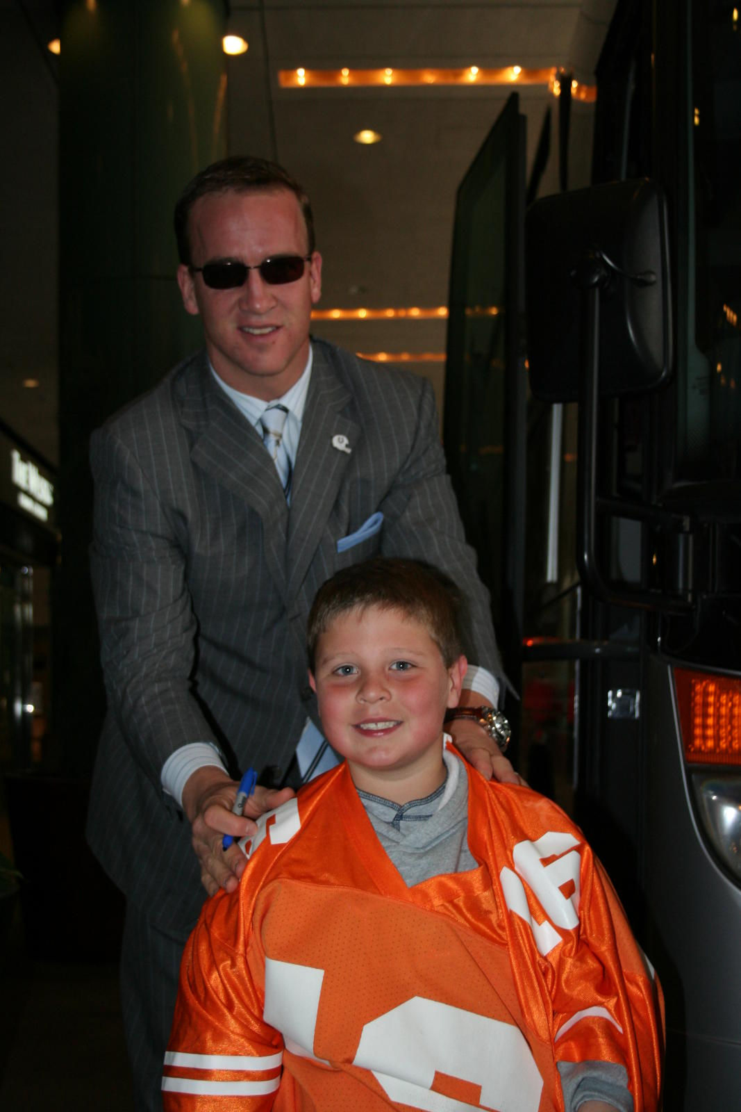 Wallpaper #w1gyNJMBzN9vxX34YjsP398 Filepeyton Manning in Suitjpg Wikimedia Commons