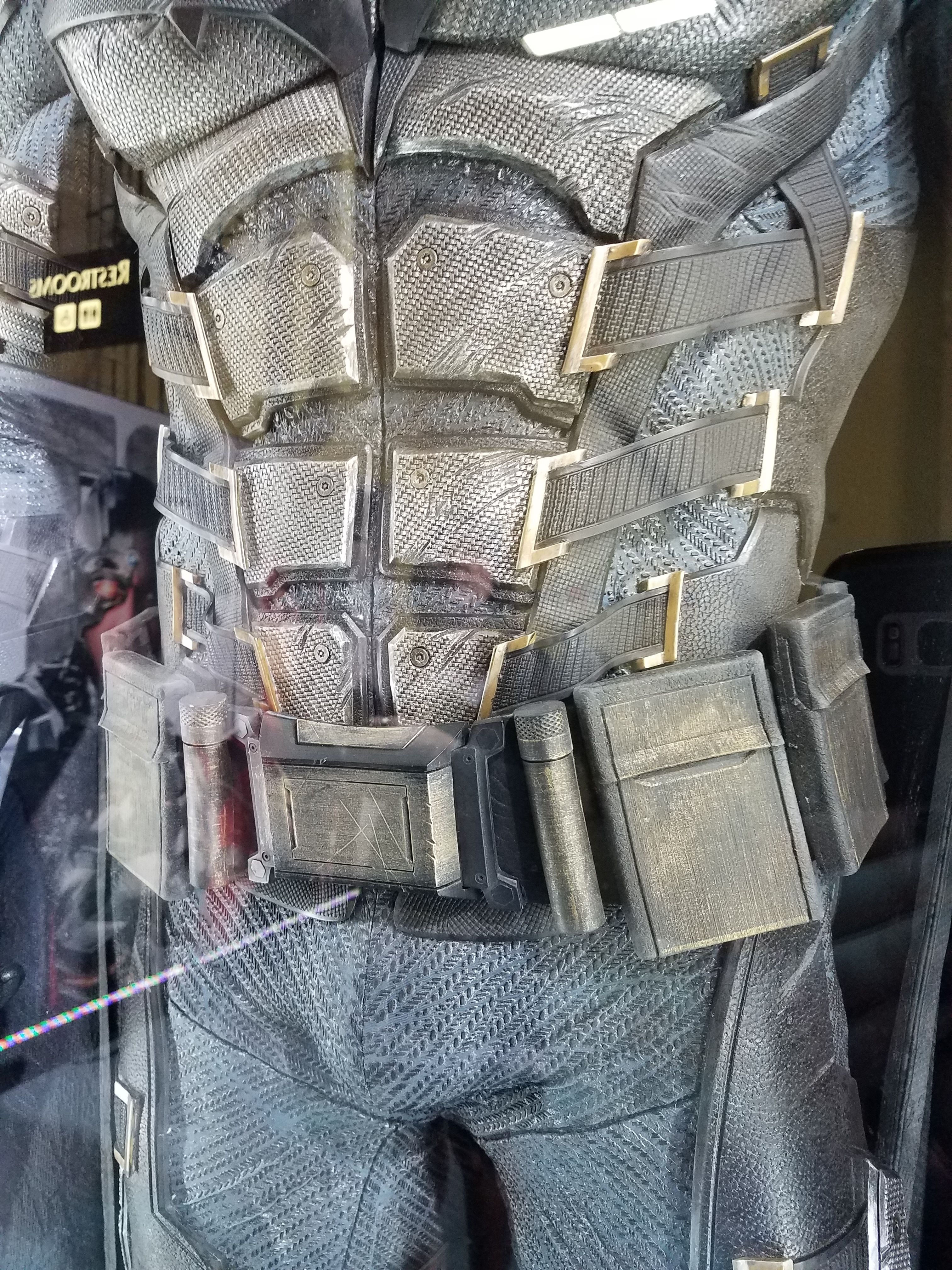 Wallpaper #h-rCVZMBlwTYPL18Cg7T186 Justice League Check Out a Close Look at Batmans New Costume