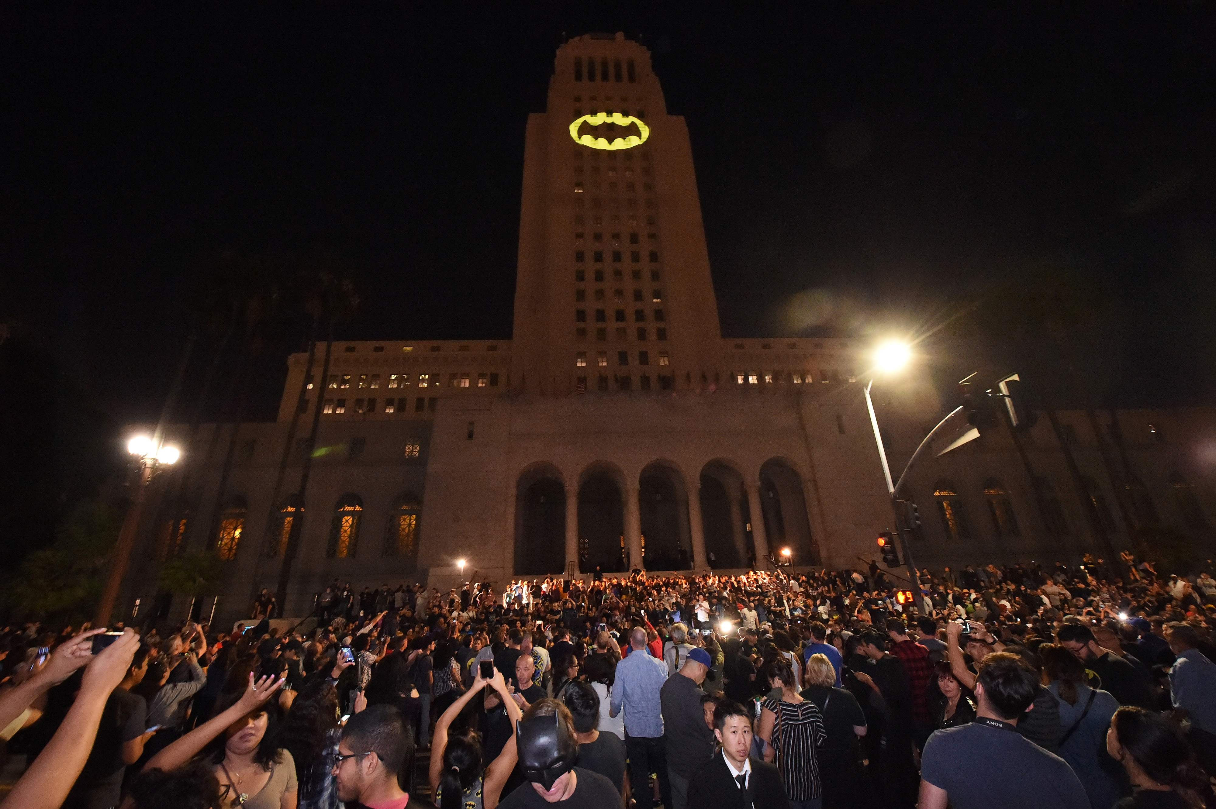Wallpaper #shlEII8BtGB6xQ78dn0s40 La Offers Bat Signal Tribute to Batman Star Adam West the Boston