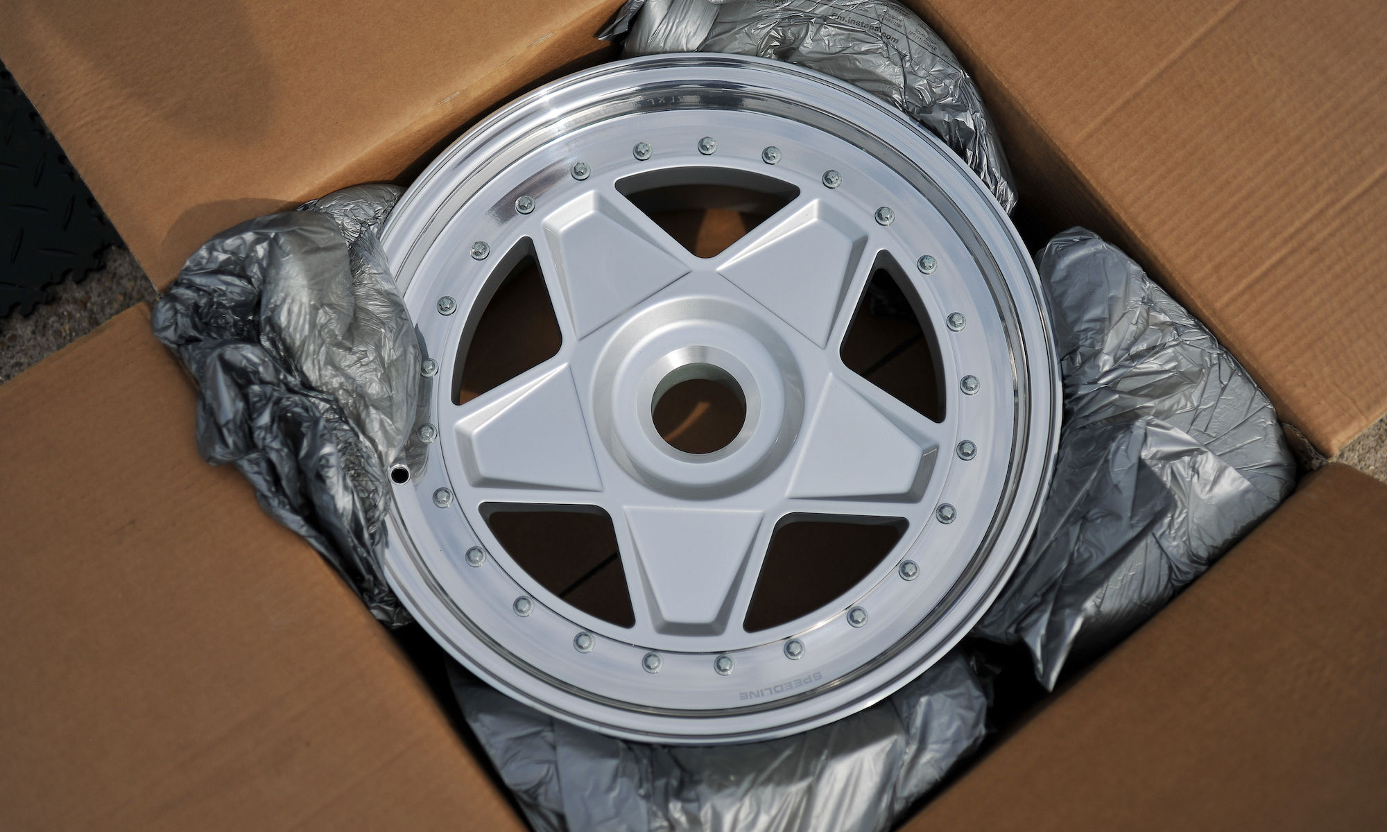 Wallpaper #HXODgo4BFI5NbQksXhk-8 Chrome Ferrari F40 Wheel in Box