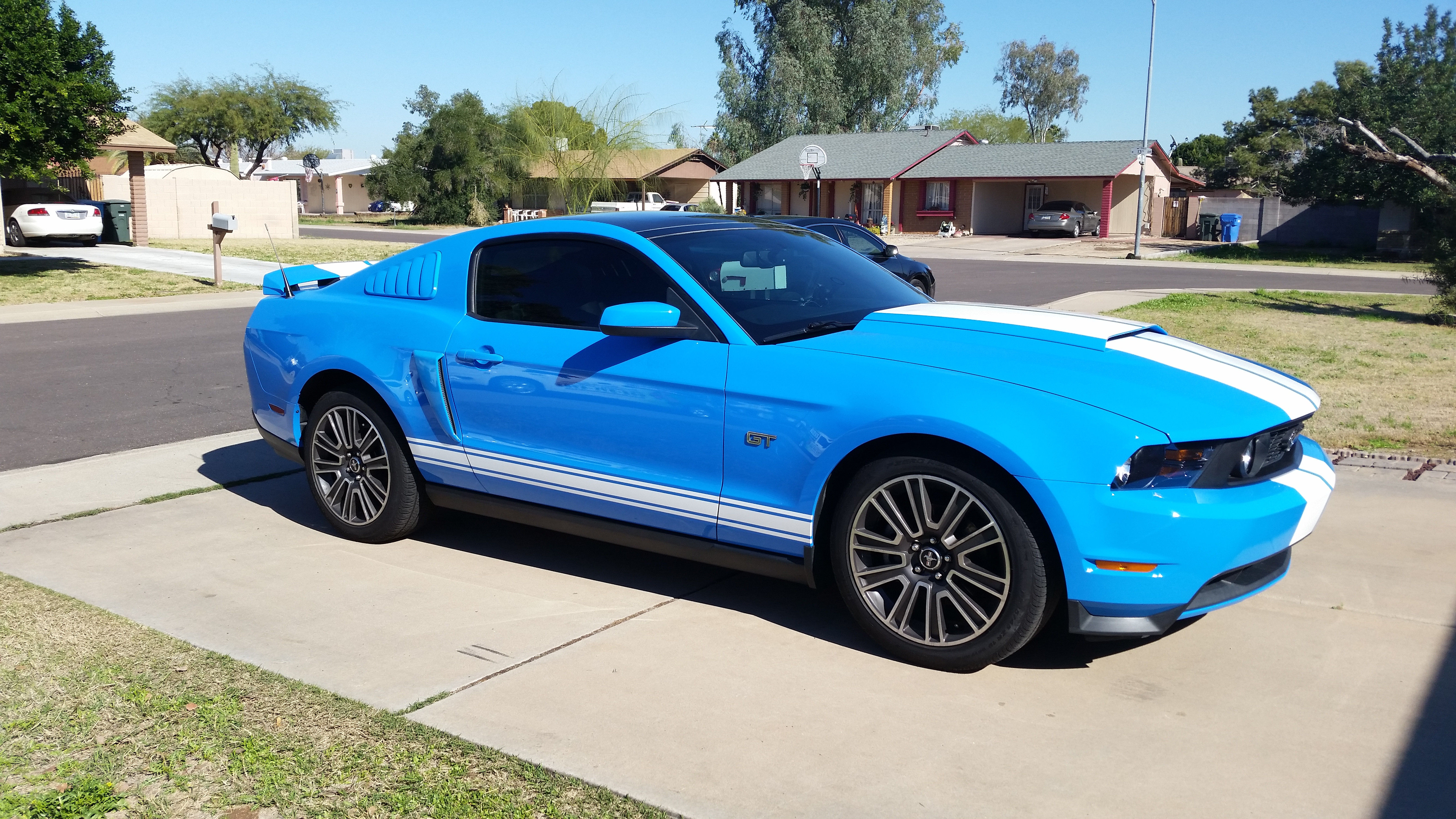 Wallpaper #MBm1F48BtGB6xQ78uXCw37 2010 Grabber Bluewhite Stripes Mustang GT with New Silver Rims and