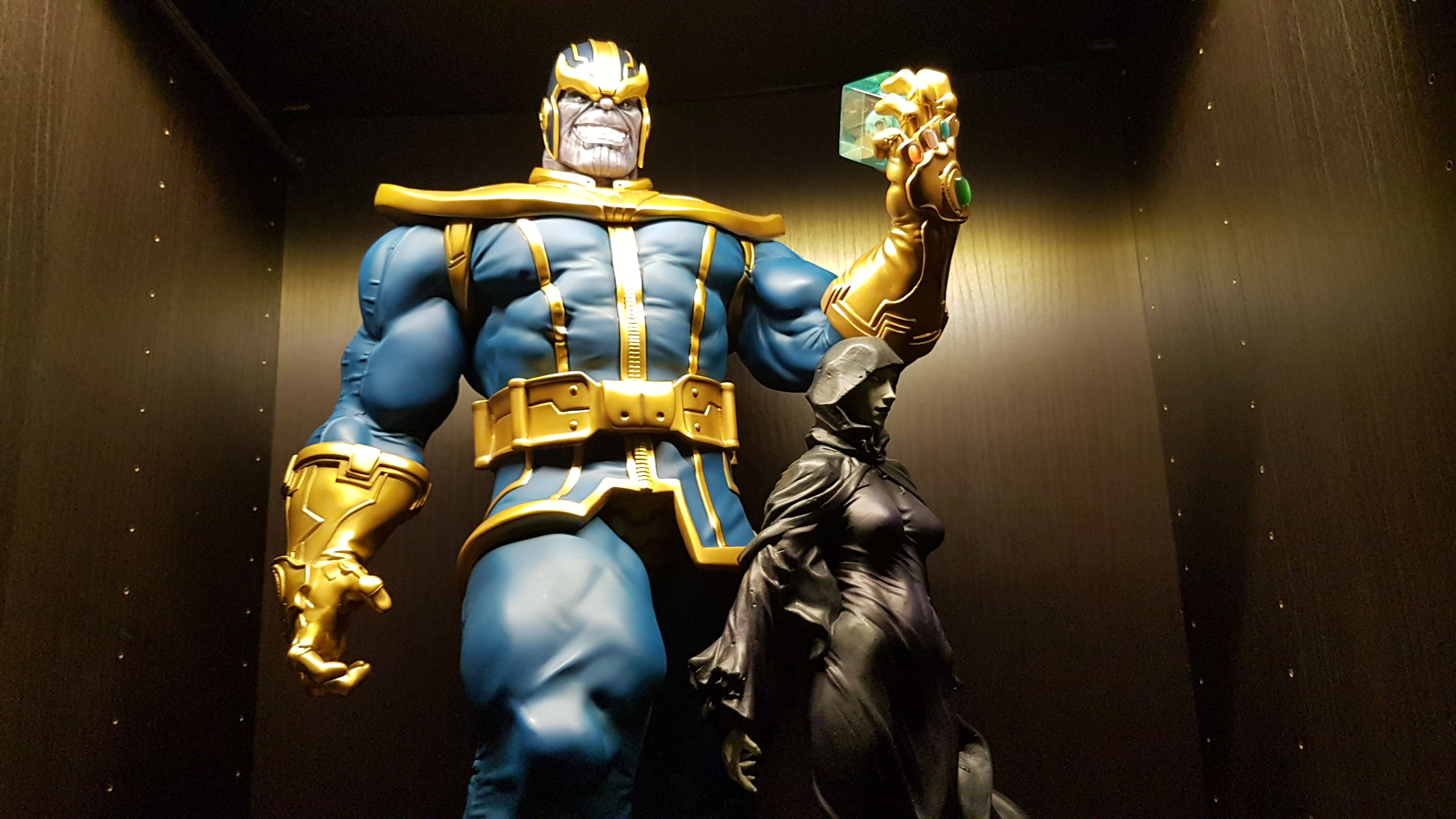 Wallpaper #CaUNOJMBVBiSkHCa-I2R149 Thanos and Mistress Death Statue Actionfigures