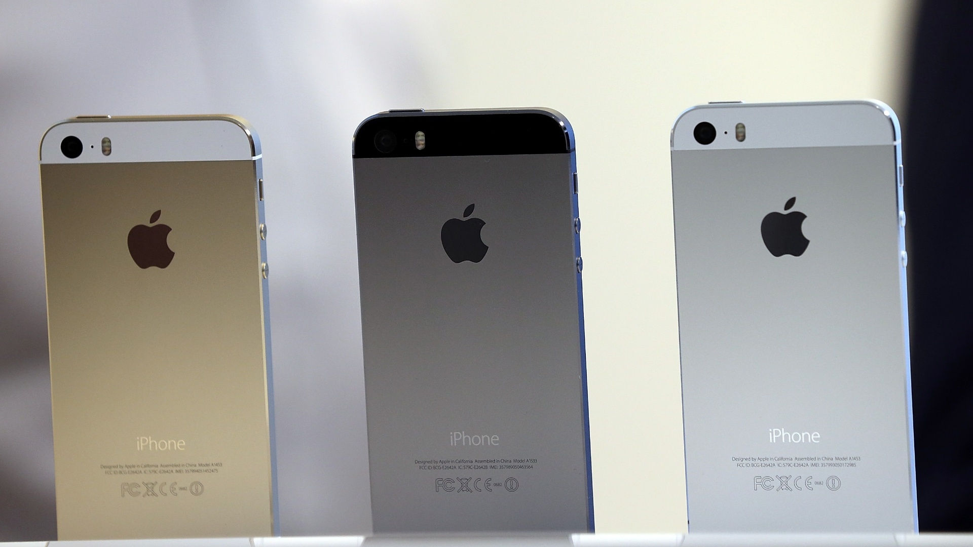 Wallpaper #SBldOI8BtGB6xQ78fKis37 New iPhone 5s All the Colors on the Stand Wallpapers and Images