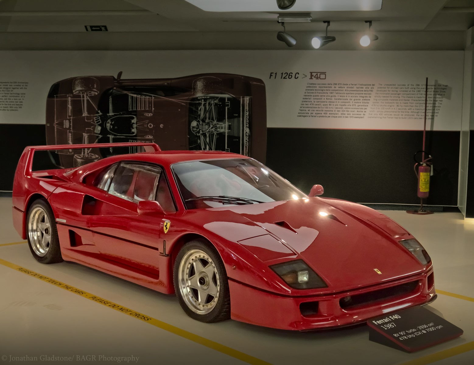 Wallpaper #K3OBh44BFI5NbQksaSEI1 A Sleek Red Ferrari F40 Sports Car