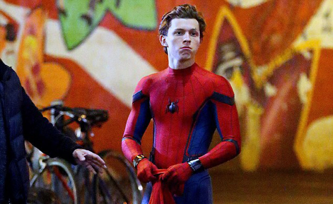 Wallpaper #t-_6S5MBMN-XEVvVqTyE208 Spider Man Homecoming Hot Toys Mostra Laction Figure Di Peter