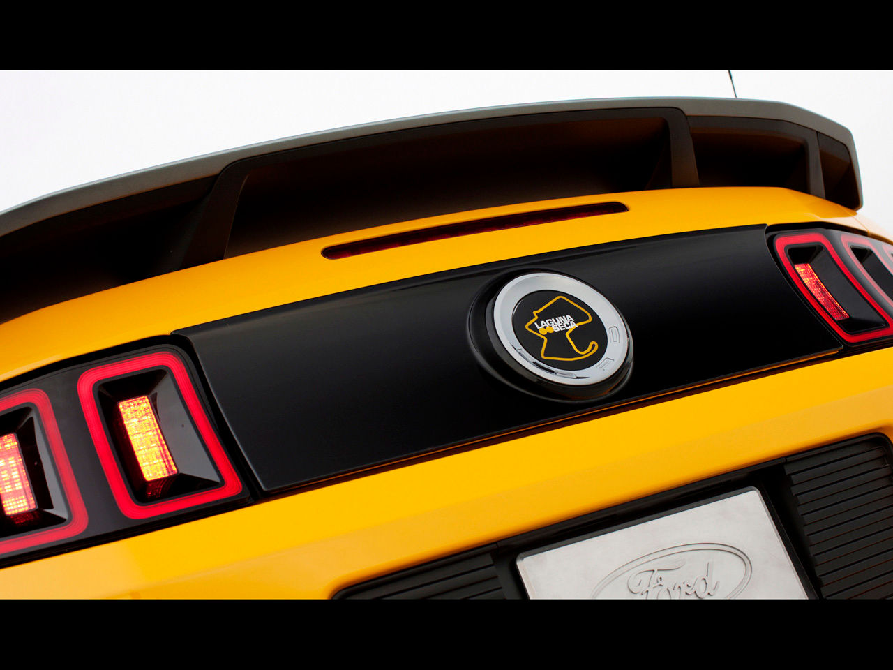 Wallpaper #KGgAFpMBSpphPi3-AwrM121 Free Download 2013 Ford Mustang Boss 302 Emblem 1280x960 Wallpaper