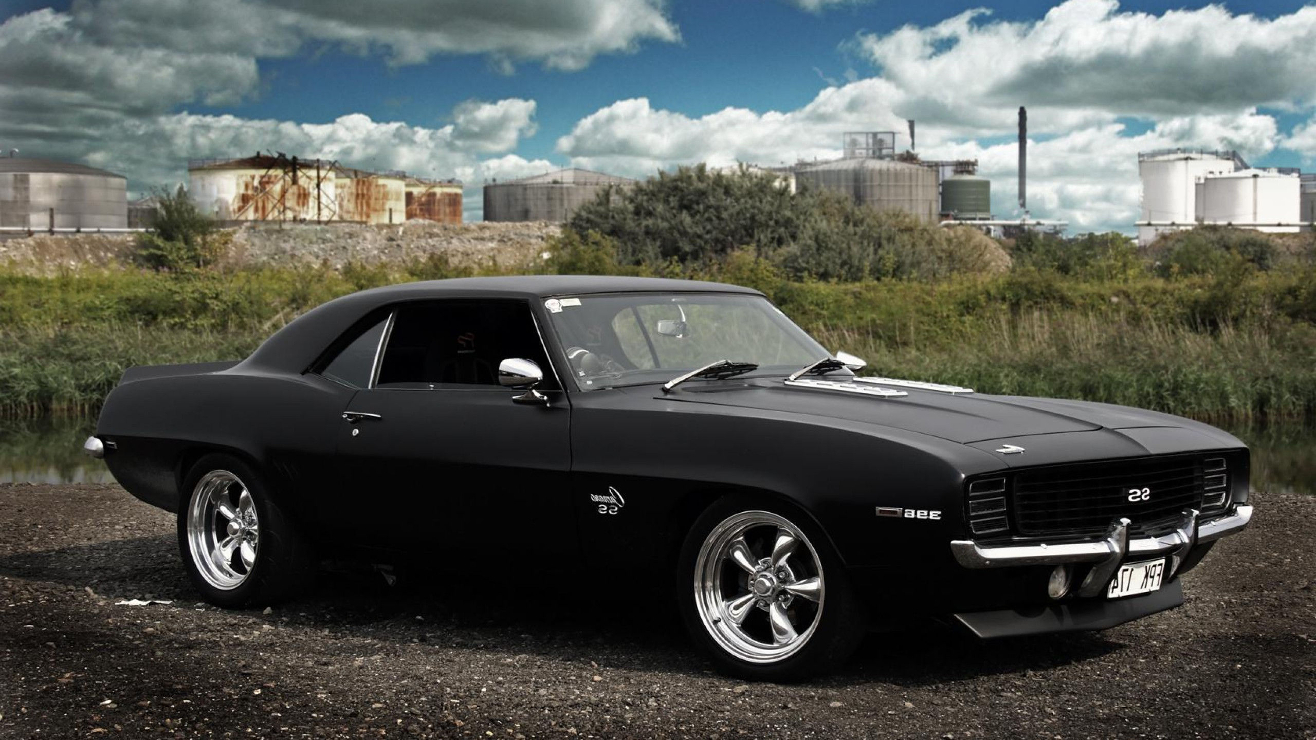 Wallpaper #6HOoiI4BFI5NbQksoSFu7 A Black Chevrolet Camaro Parked in Front of an Industrial Building