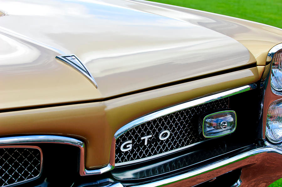Wallpaper #27nm3ZIBJvJKYCmENgI355 1967 Pontiac Gto Grille Emblem 2 Photograph by Jill Reger