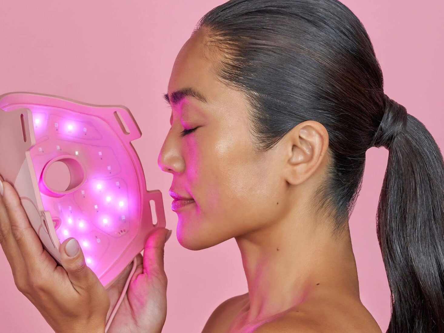 Wallpaper #421CbJcBycdYOYFTknLy20 Light Up the Best LED Masks to Add to Your Beauty Routine