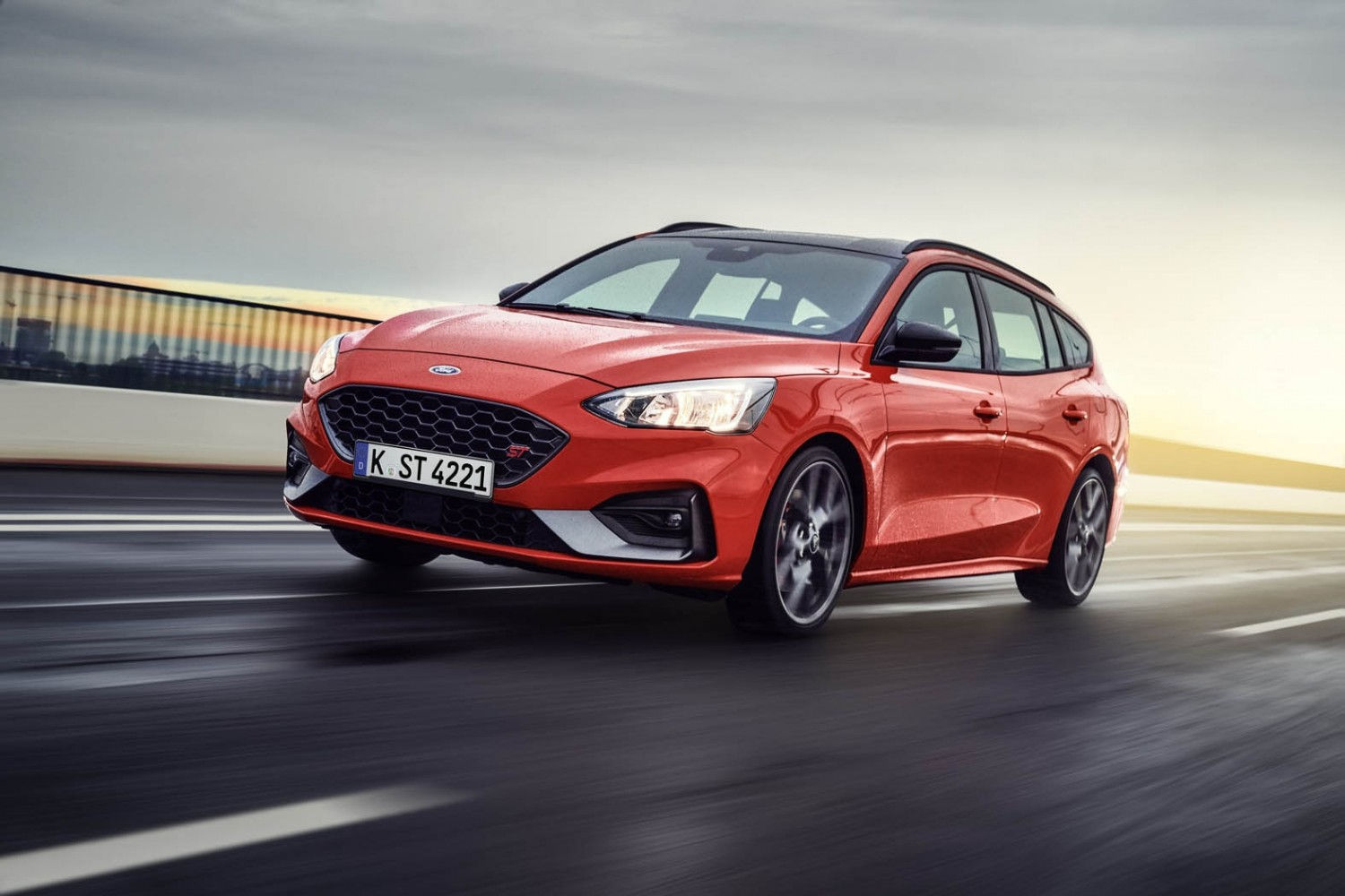 Wallpaper #rmcf-pIBSpphPi3-wo_C96 Swift and Spacious Focus St Wagon Eurekar