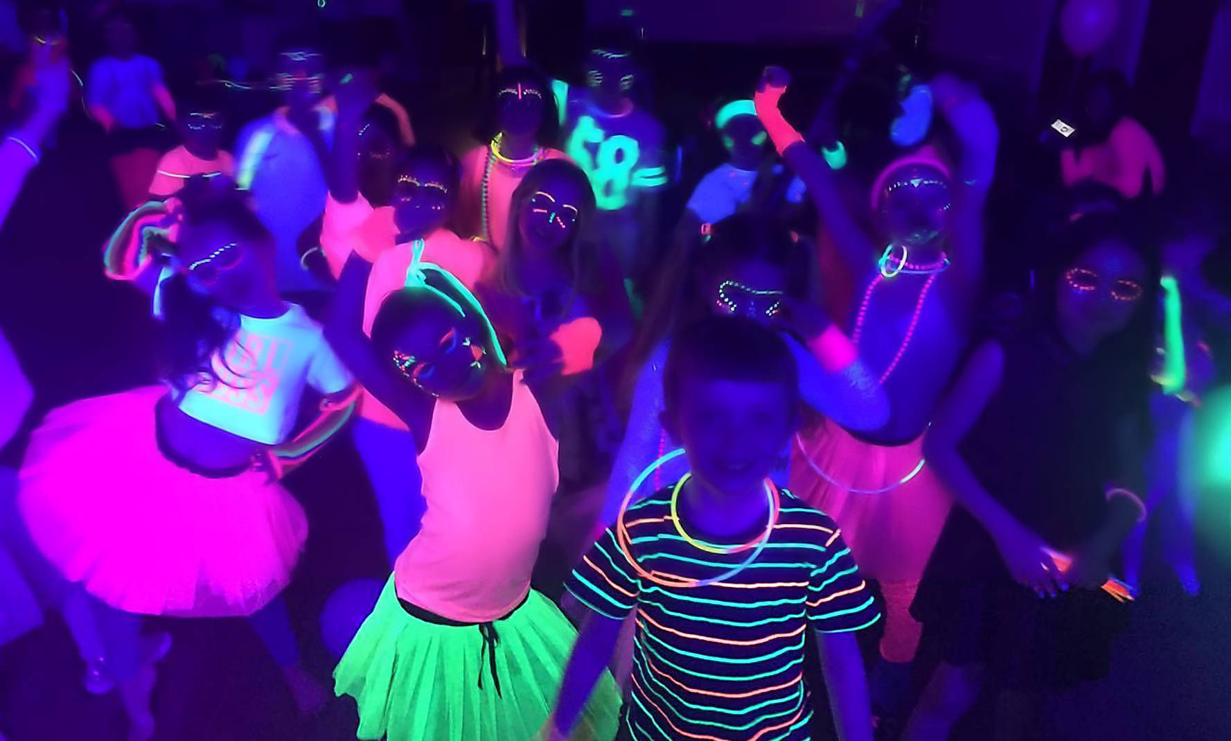 Wallpaper #32gqF5MBSpphPi3-sA2h71 Uv Glow Party Disco Streetbeat Disco