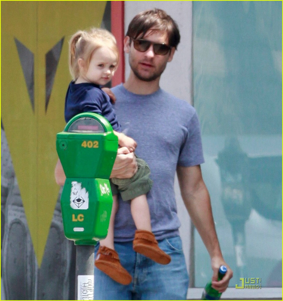 Wallpaper #8Wdn7pIBSpphPi3-VFzg94 Tobey Maguire is a Ducati Dude Photo 1929181 Celebrity Babies