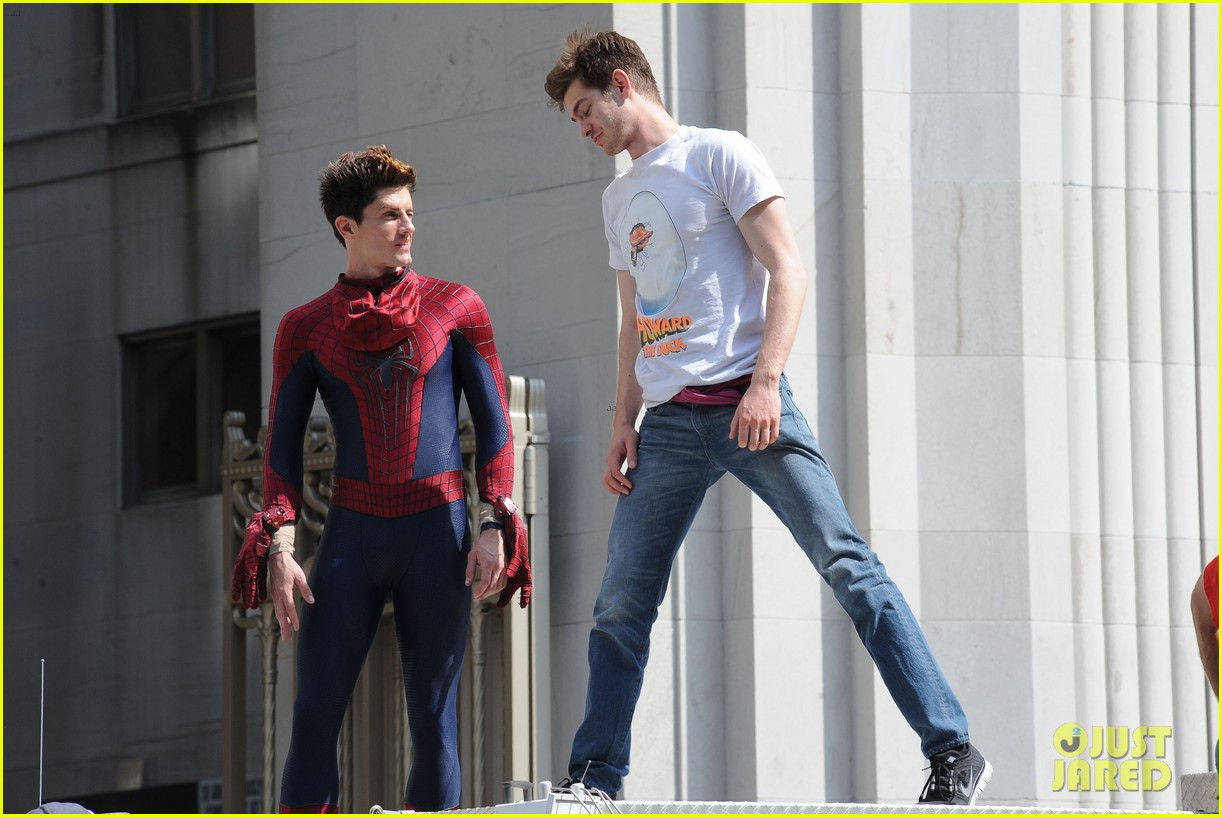 Wallpaper #3zG8NZMB5zzyi_yYz1df253 Andrew Garfield Plays with Kids on Amazing Spider Man 2 Set Photo