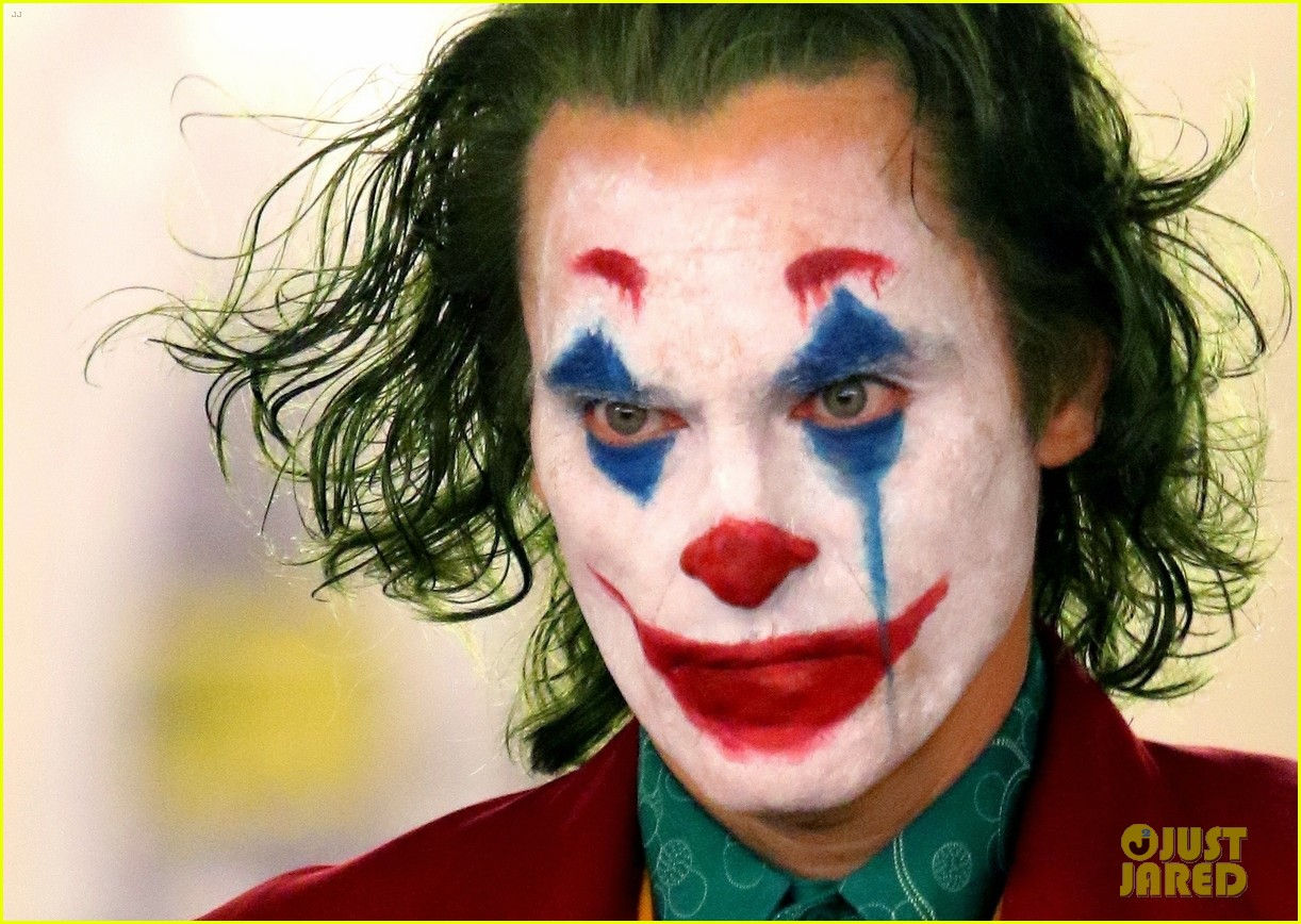 Wallpaper #rGjeF5MBSpphPi3-xxDo224 Joaquin Phoenixs Joker Casually Walks Through Nyc Subway in Full Clown