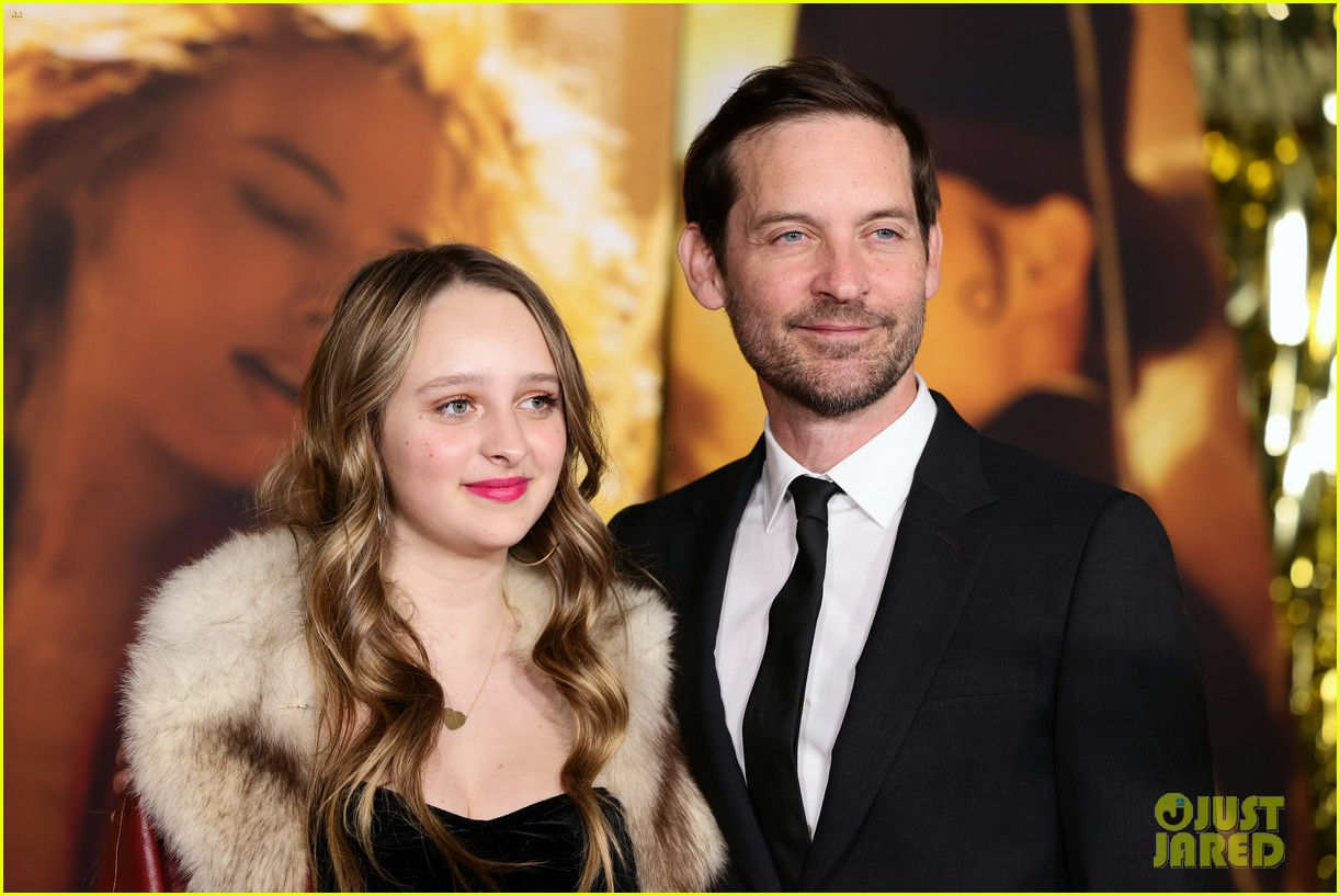 Wallpaper #8Wdn7pIBSpphPi3-VFzg334 Tobey Maguire Makes Rare Appearance with 16 Year Old Daughter Ruby at