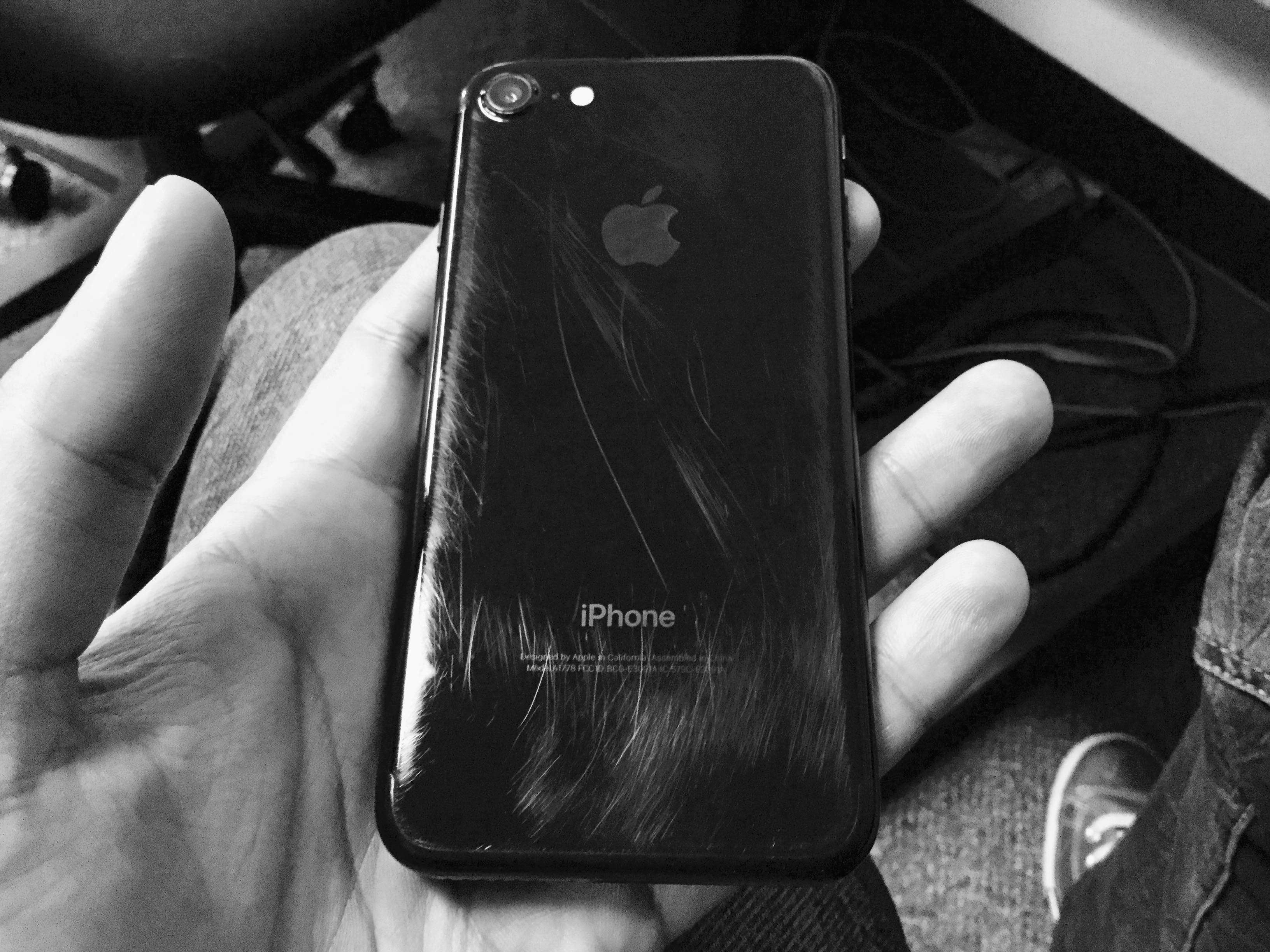 Wallpaper #m2cB8pIBSpphPi3--24I298 Jet Black iPhone 7 Looks Awful After a Few Months of Use