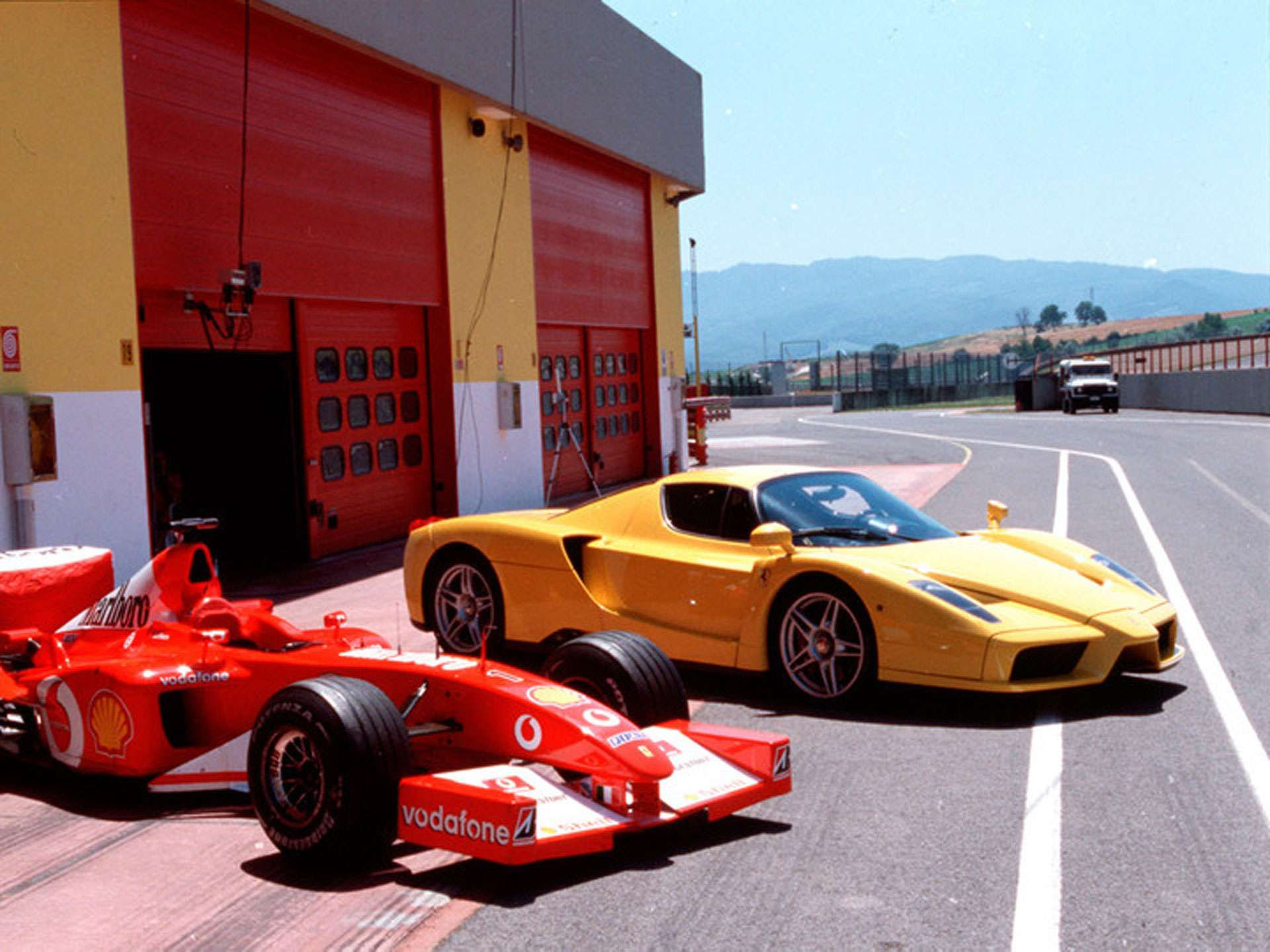 Wallpaper #ePTLOZMBKFX8bn3rZ3fq28 Ferrari Enzo vs Ferrari Laferrari Ladedrucknet