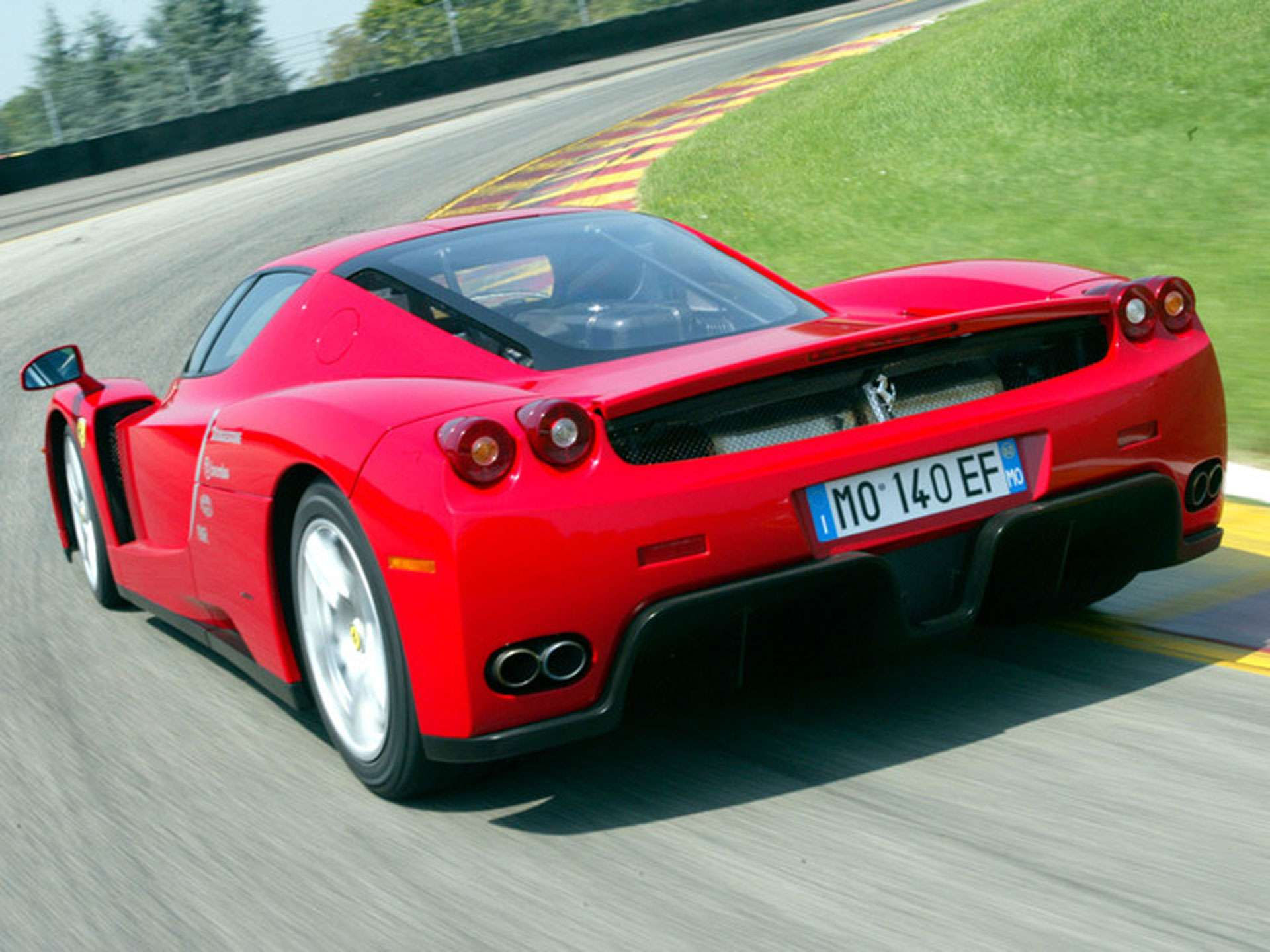 Wallpaper #ePTLOZMBKFX8bn3rZ3fq14 Ferrari Enzo vs Ferrari Laferrari Ladedrucknet