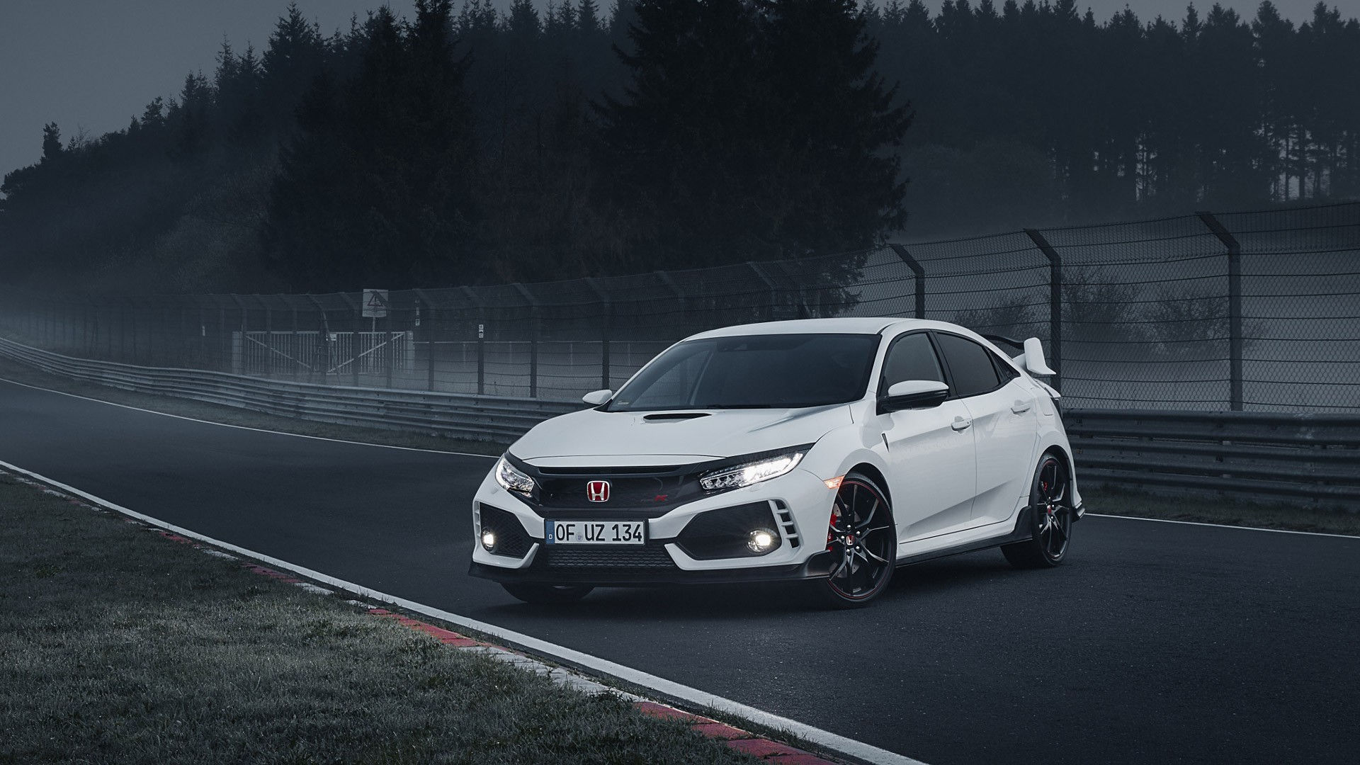 Wallpaper #r0U0l44B7YBJg1BVZKDq33 A White Honda Civic Type R Race Car on a Foggy Race Track