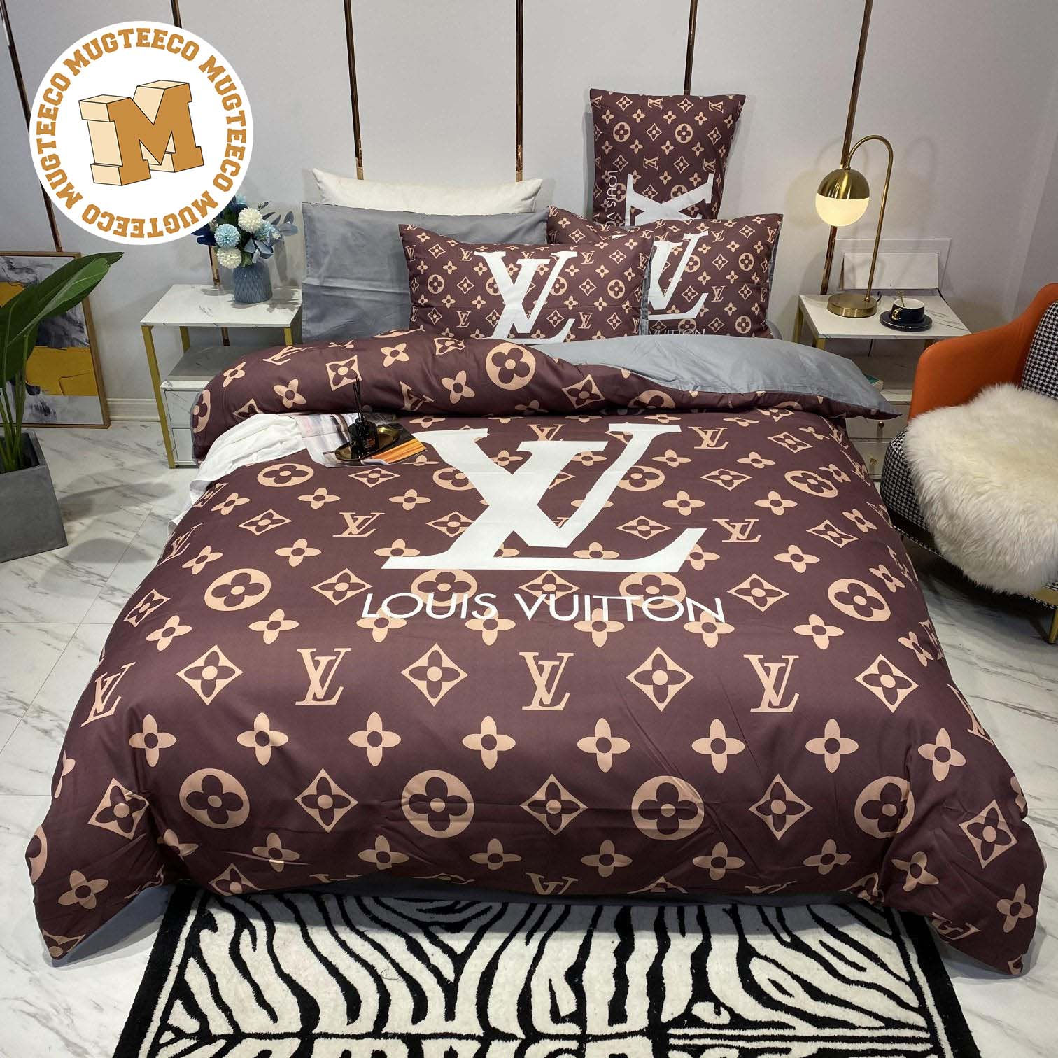 Wallpaper #LkCRMJMBJhL2WPba8cJM221 Louis Vuitton Big Logo in Signature Brown Monogram Background Bedding