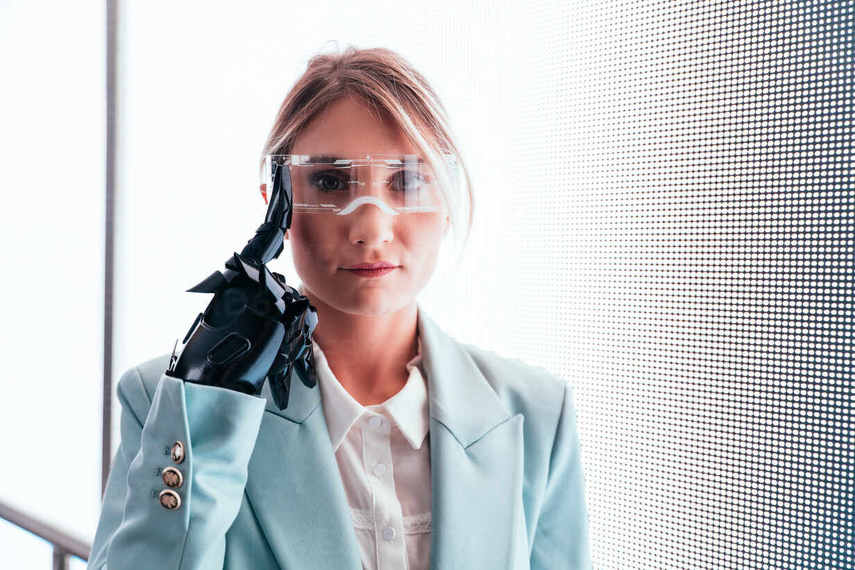 Wallpaper #EBqIT5MB1yWOL4qgrX-V35 Business Woman with Cyborg Bionic Arm and Augmented Reality Visor