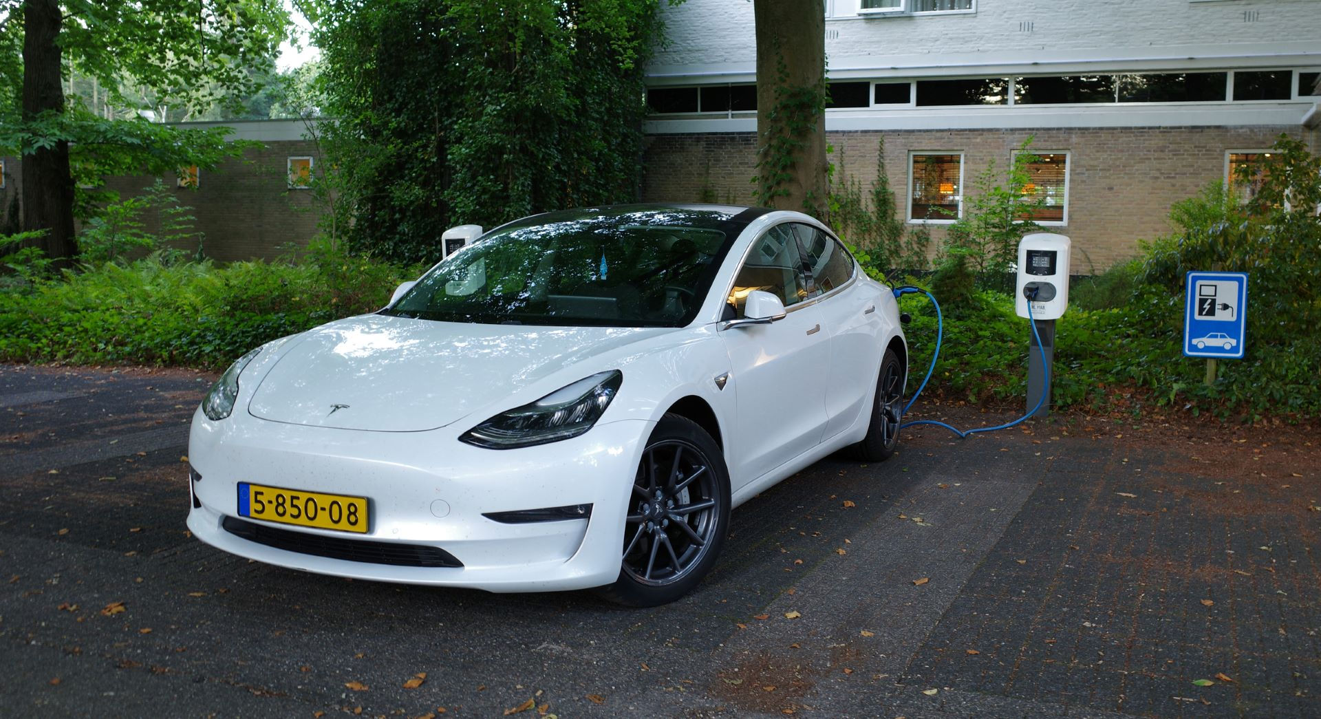 Wallpaper #v5yE4pIBZHQxiYarF8Bm540 New Report Reveals That Teslas Model 3 Refresh is Set to Contain