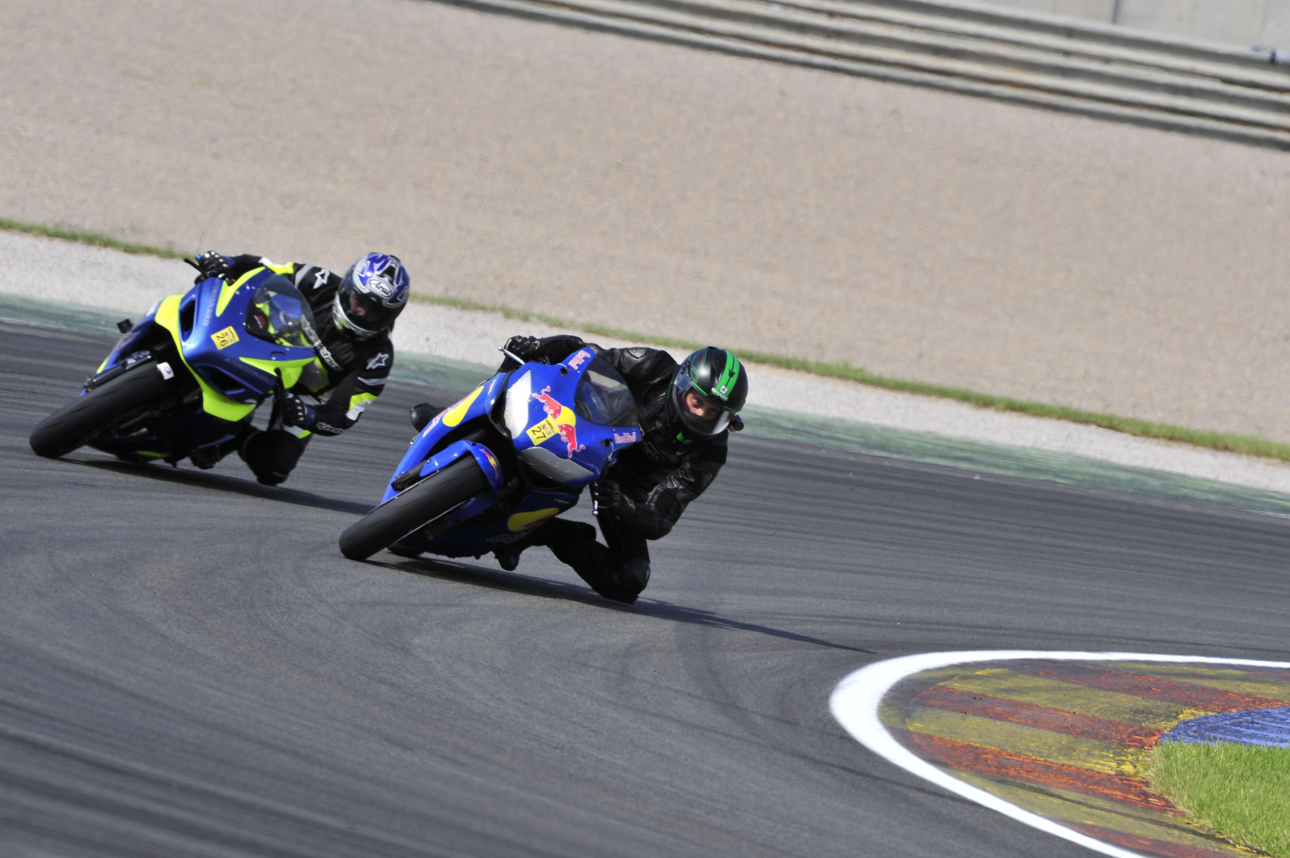 Wallpaper #n2f2-JIBSpphPi3-eosy249 Kostenlose Foto Sport Fahrzeug Geschwindigkeit Rennen Rennstrecke