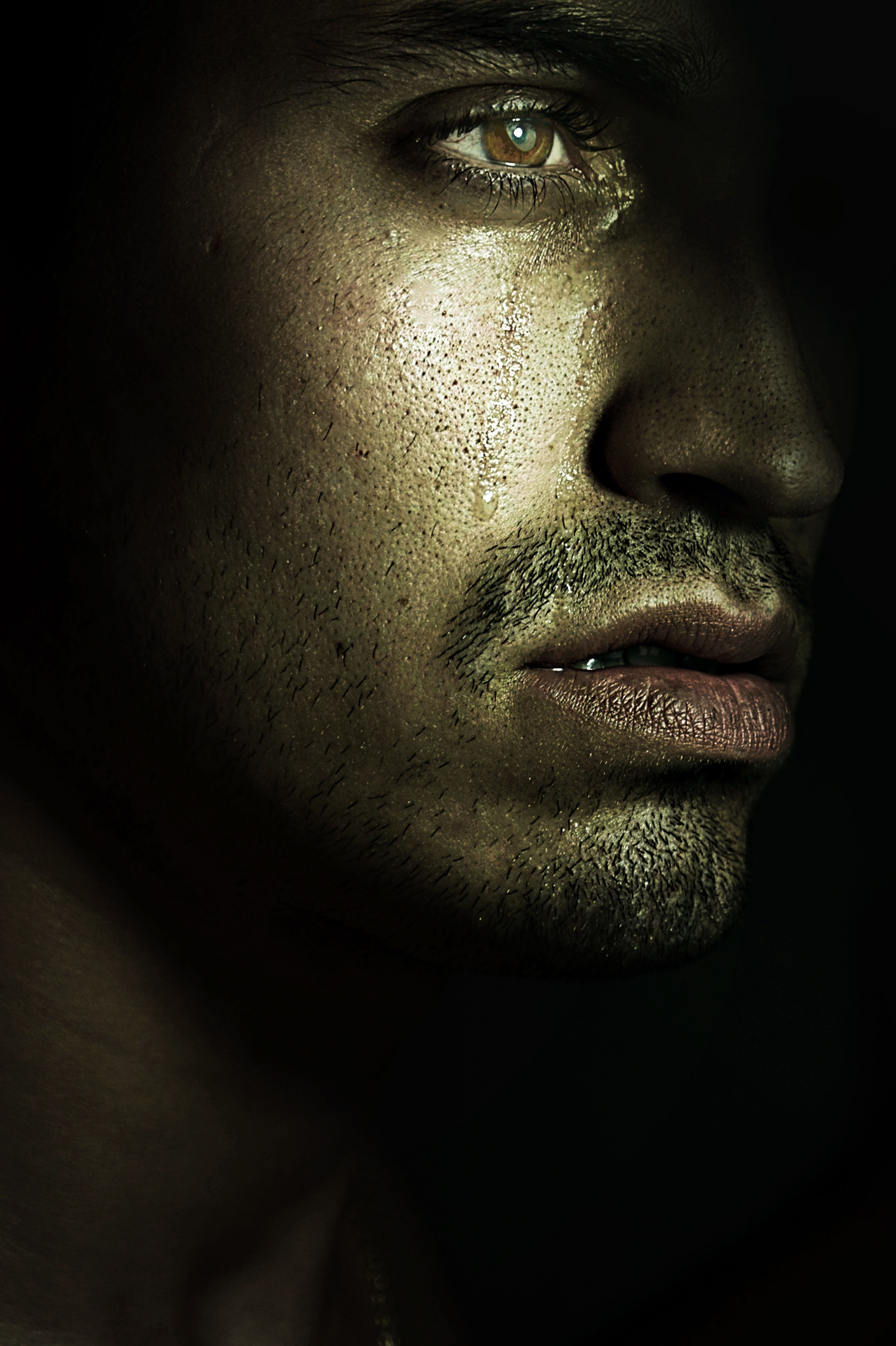 Wallpaper #q2eP65IBSpphPi3-00yX237 Sad Crying Eyes Man
