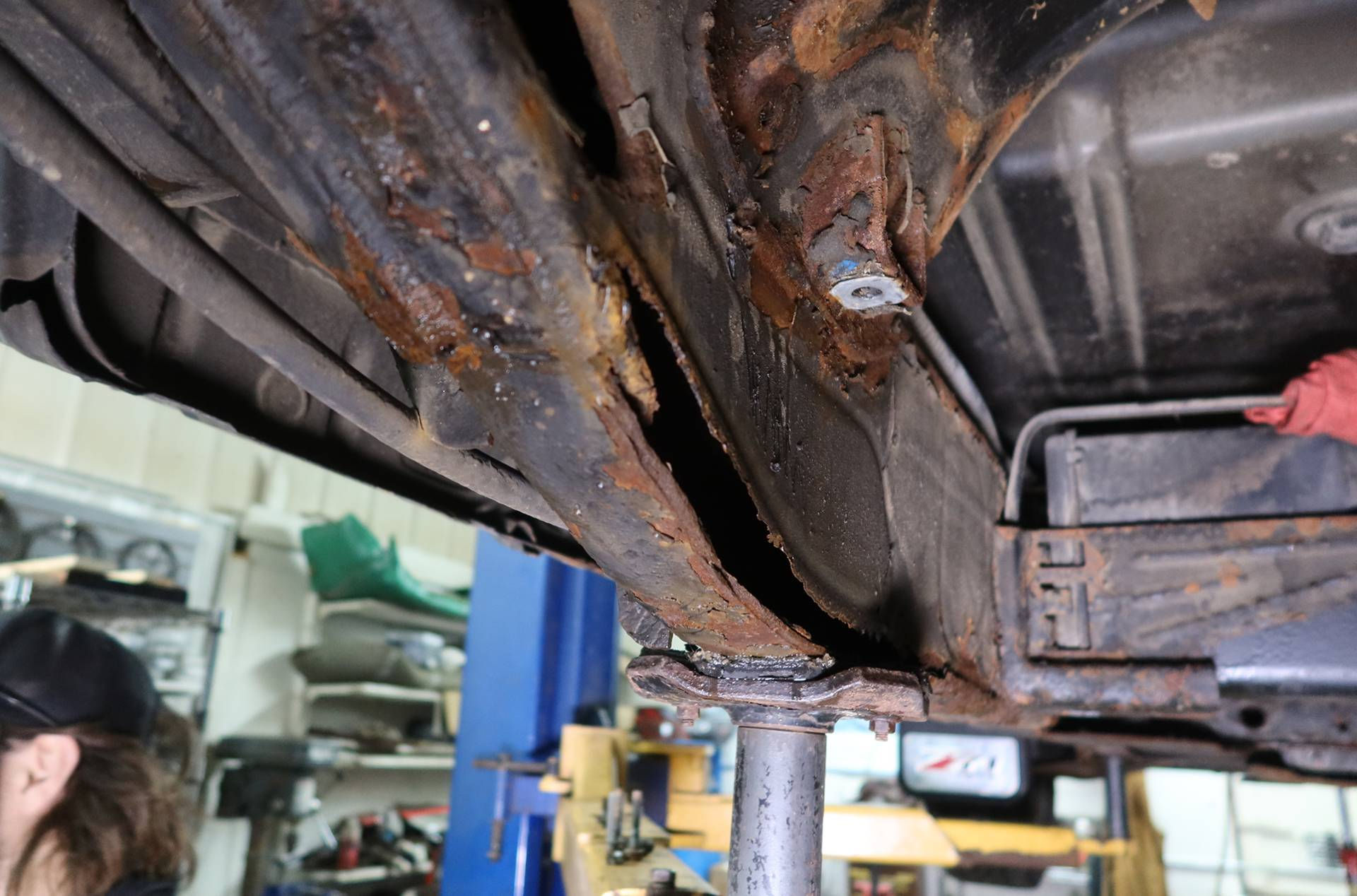 Wallpaper #PmeG8ZIBSpphPi3-Umzt326 Frame Rust Repair Lugnuts Garage
