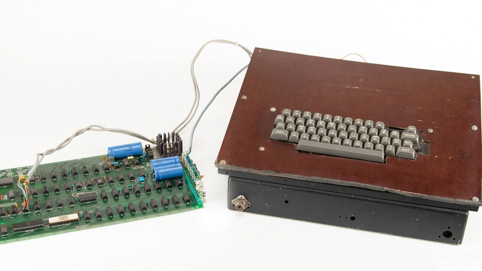 Wallpaper #AW1gbJcBycdYOYFTH3MD181 Vintage Computer That Helped Launch the Apple Empire is Being Sold at