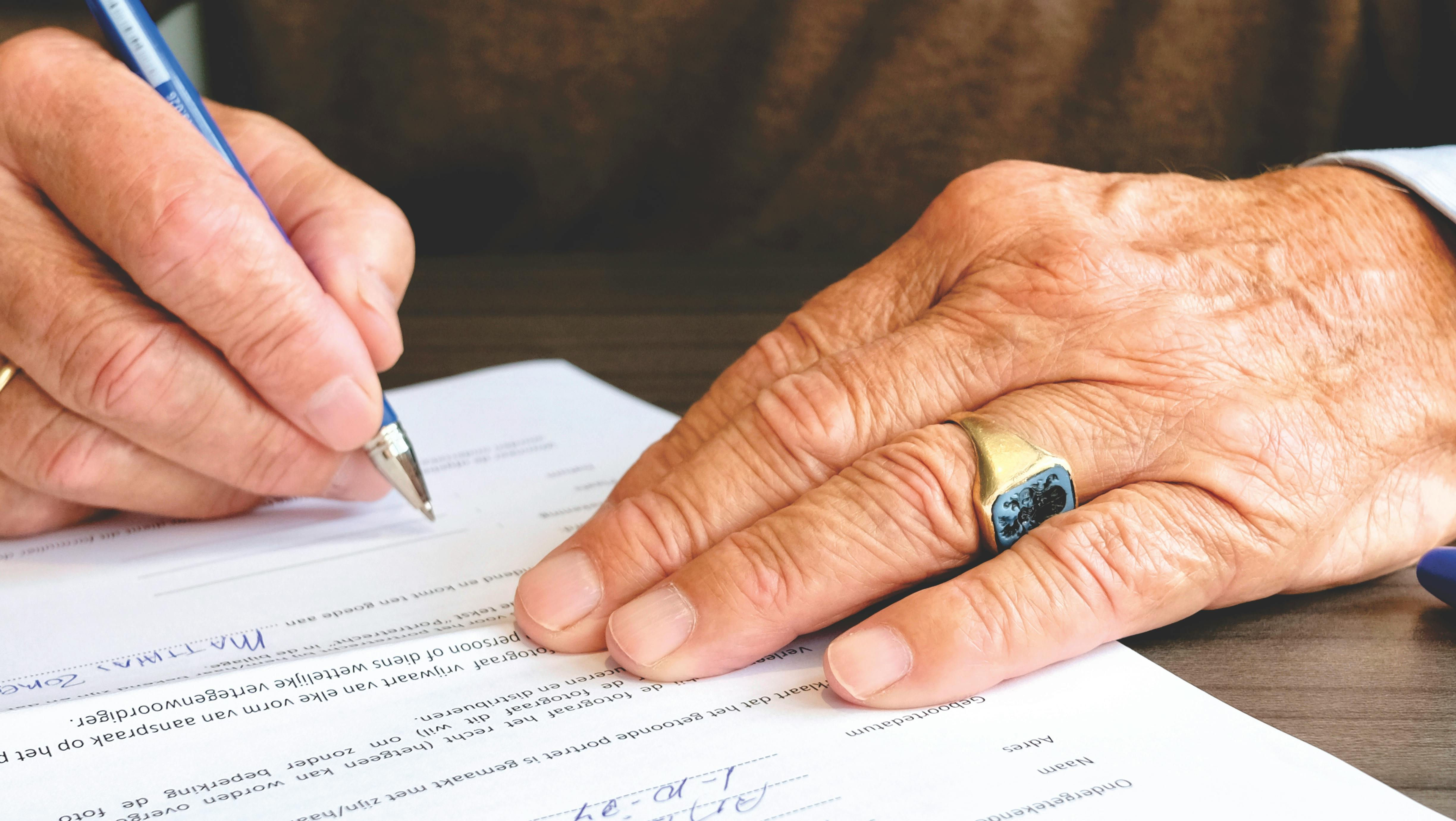 Wallpaper #hGcuDZMBSpphPi3-SeOZ339 Person Signing in Documentation Paper Free Stock Photo