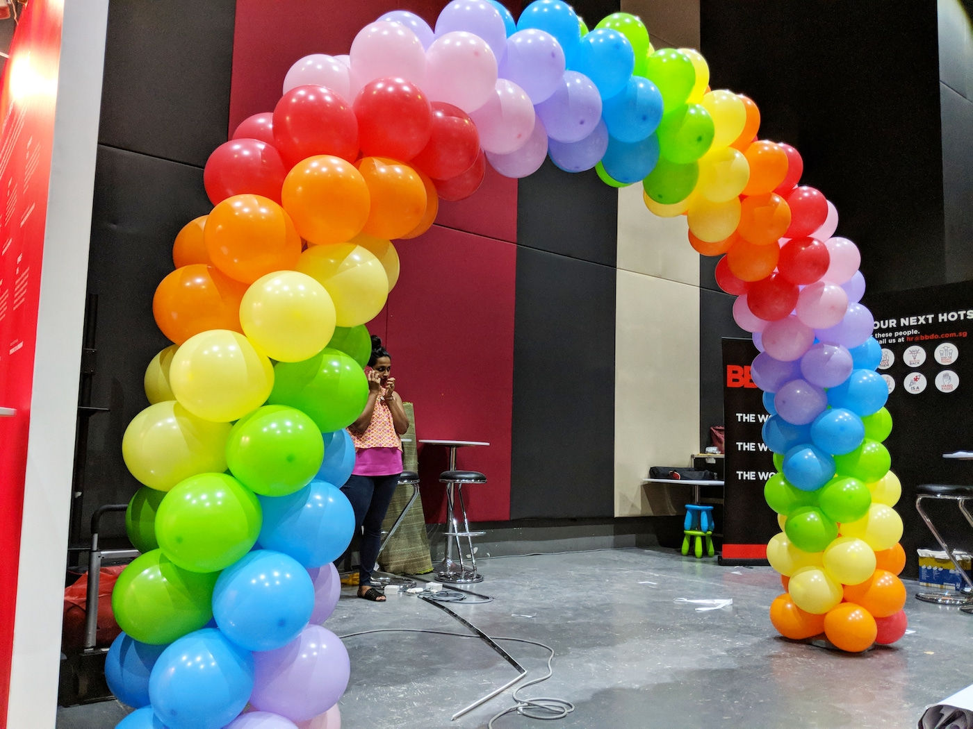 Wallpaper #MDHaNZMB5zzyi_yY3VhD235 Spiral Rainbow Balloon Arch That Balloons