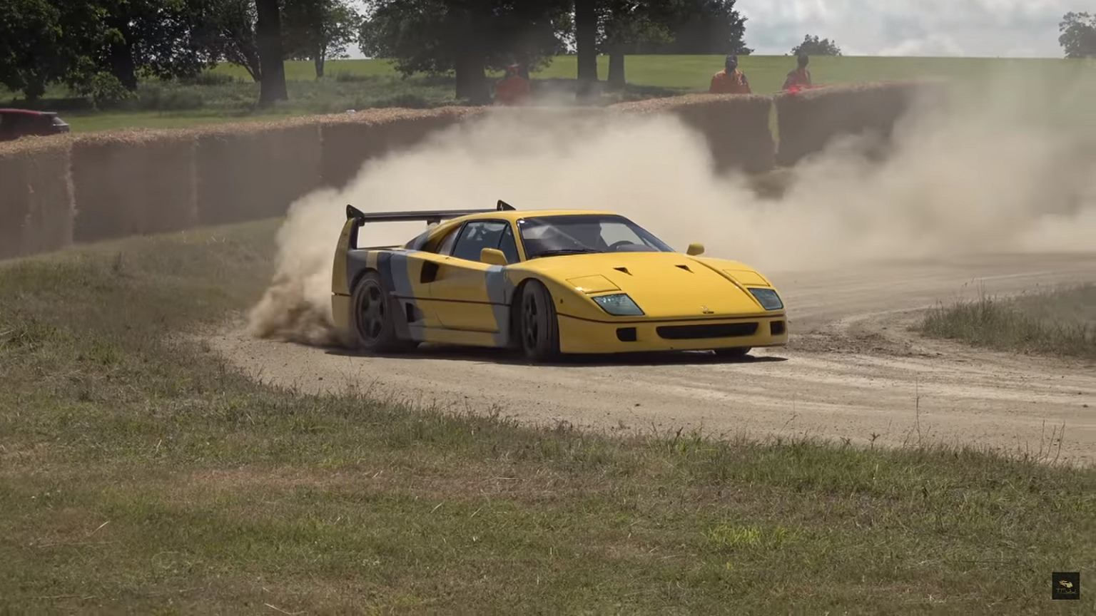 Wallpaper #fWjqHJMBSpphPi3-BySi124 Zolte Ferrari F40 Driftujace Po Polnej Drodze Bo Auto Jest Do Jazdy a