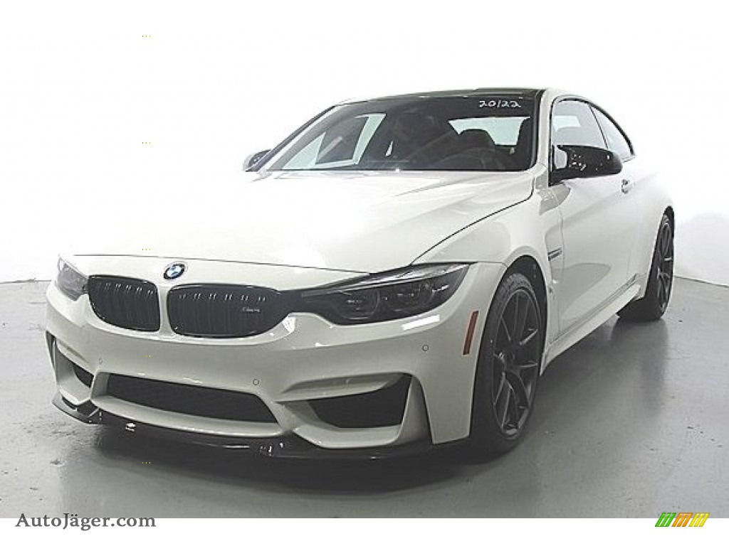 Wallpaper #wnMuiI4BFI5NbQksECES53 A Sleek White BMW M4