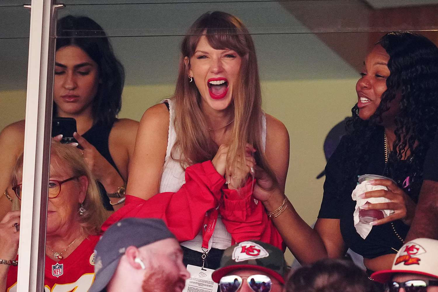 Wallpaper #uGcKC5MBSpphPi3-5NdM318 Patrick Mahomes Says He Met Taylor Swift at Afterparty with Travis Kelce