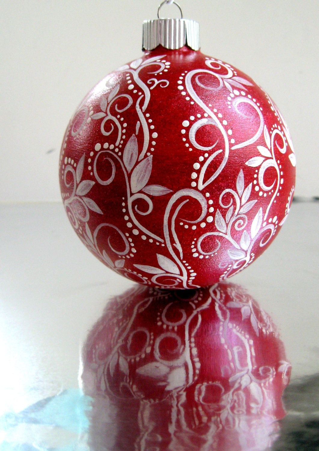 Wallpaper #9TF2NZMB5zzyi_yYKVak214 Red and White Christmas Ornament Hand Painted Glass Ornament