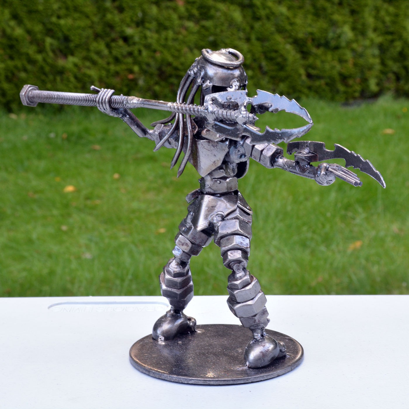 Wallpaper #tEAPMZMBJhL2WPbaO8SJ294 Predator Throwing Spears Sculpture Scrap Metal Model
