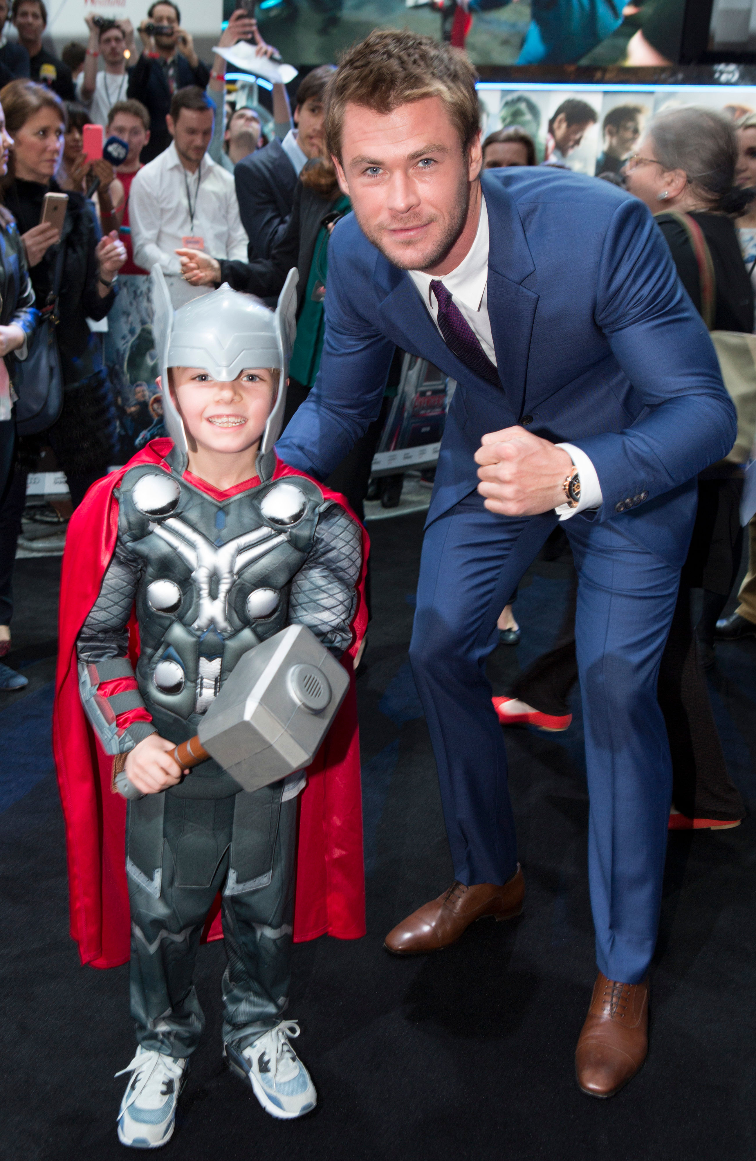 Wallpaper #WqWwOJMBVBiSkHCa7o42279 Chris Hemsworth with Micro Thor at Red Carpet at Avengers Age of Ultron