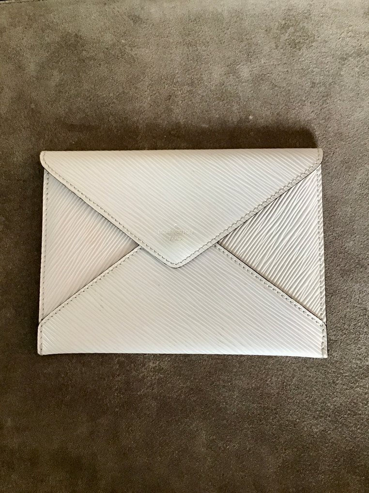 Wallpaper #UmfG5ZIBSpphPi3-tDHV443 Louis Vuitton Autre Pochette Louis Vuitton Clutch Bag Auction