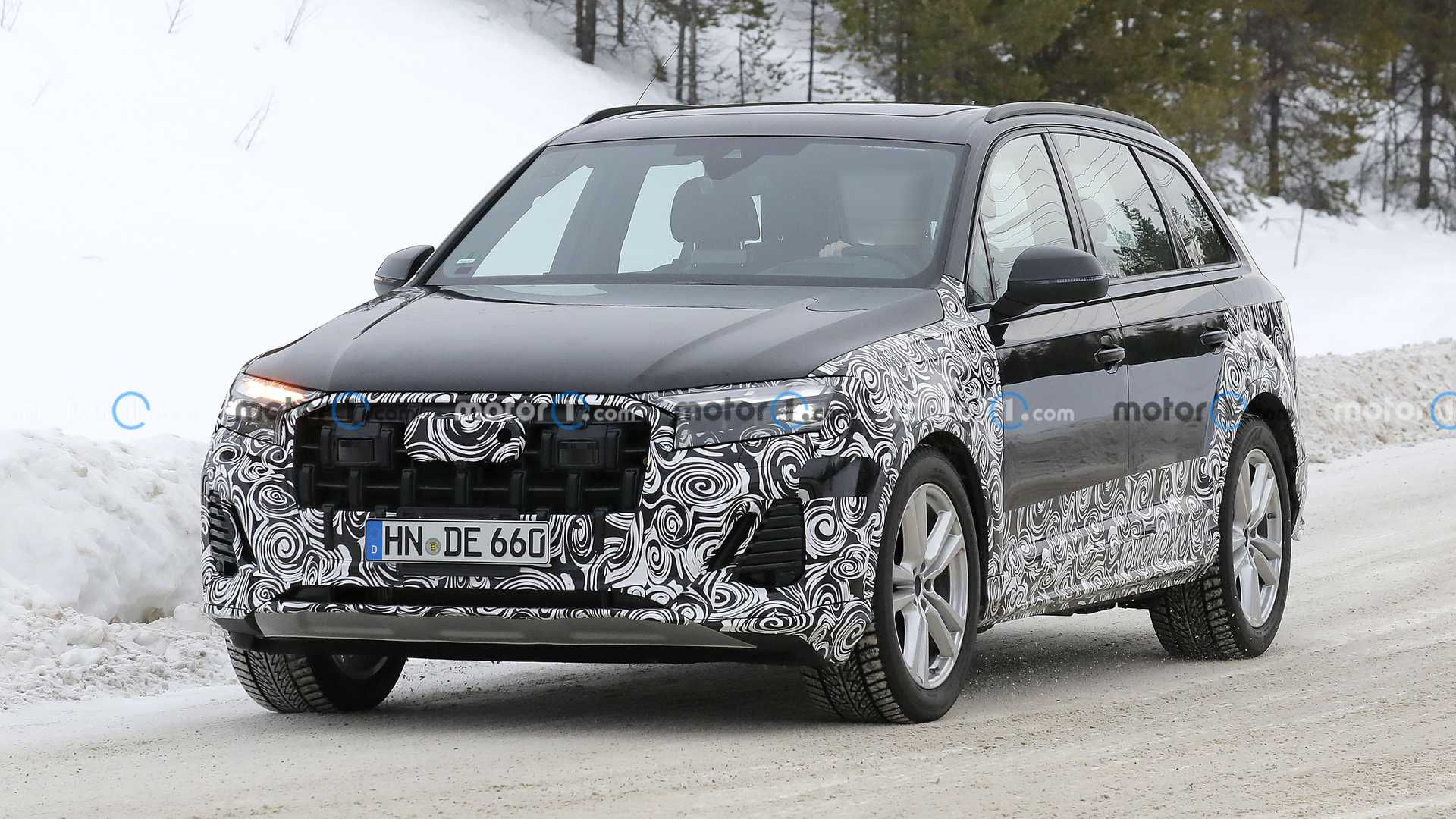 Wallpaper #RWcH7JIBSpphPi3-3lBs329 2024 Audi Q7 Facelift Caught on the Move in New Spy Video