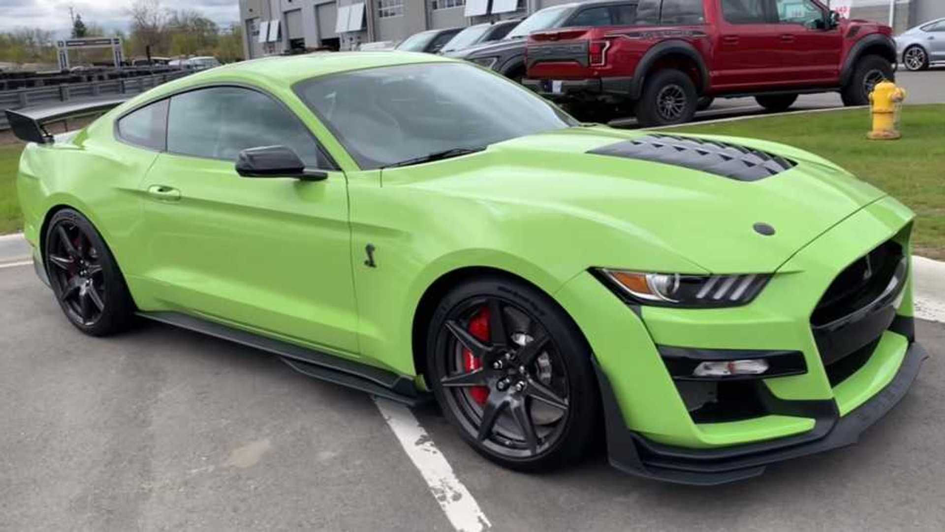 Wallpaper #JmiwH5MBSpphPi3-Jiwt277 118 GT Spirit Ford Mustang Shelby Gt500 in Bright Green Black Stripe