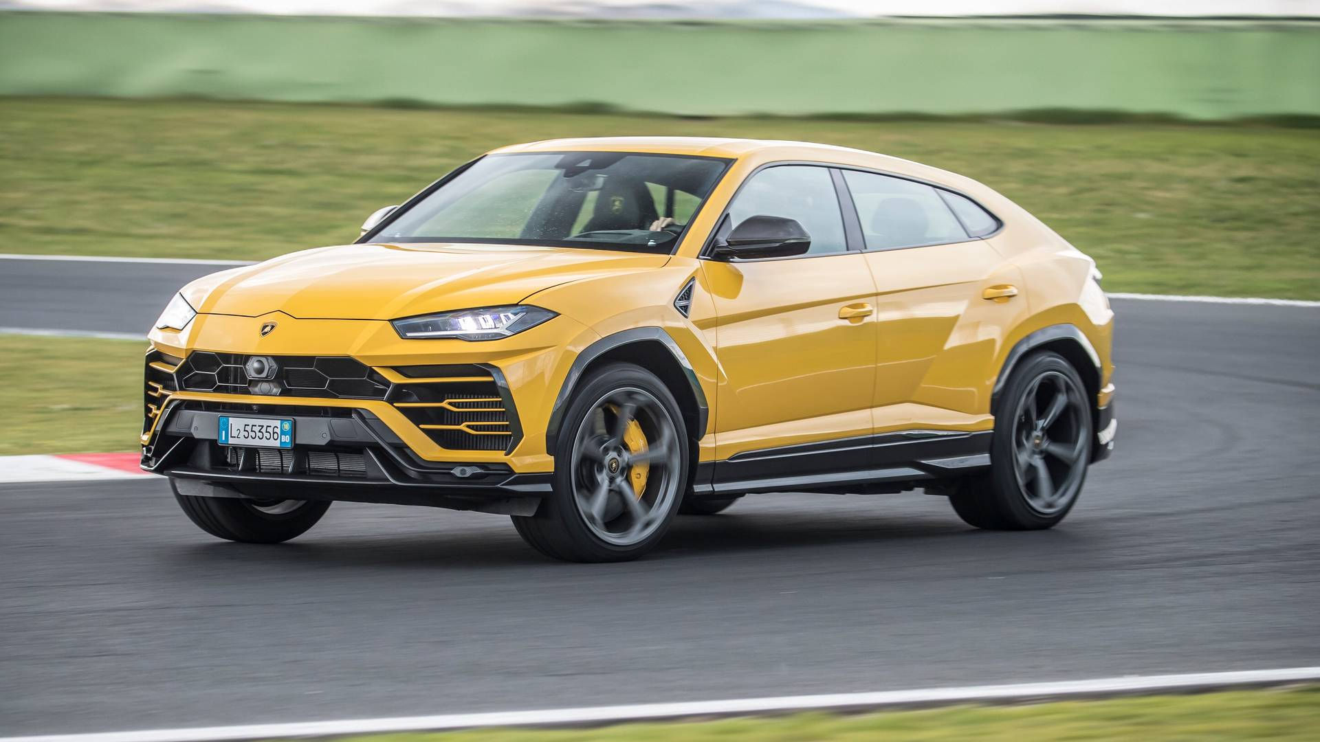 Wallpaper #Emcb-ZIBSpphPi3-uYzd71 Lamborghini Urus vs Porsche Cayenne Turbo Cual Acelera Mas