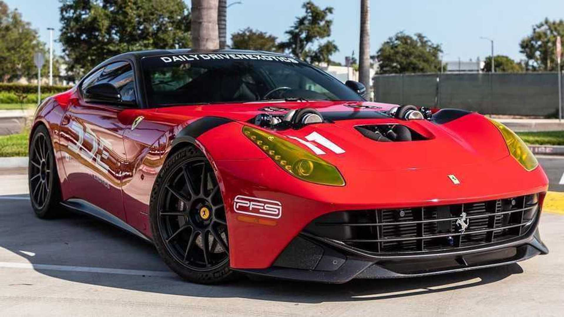 Wallpaper #5xl0I48BtGB6xQ78VYMR9 Un Ferrari F12 Con Turbos Saliendo Del Capo Y 1520 Cv