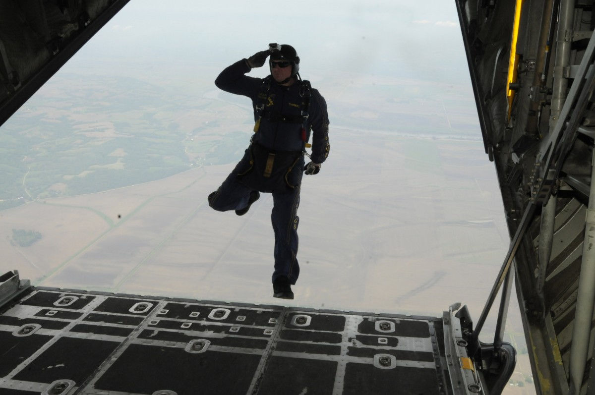 Wallpaper #vQMhY5MBpyOg8YnExNQw476 Free Images People Sky Jump Airplane Military High Flight
