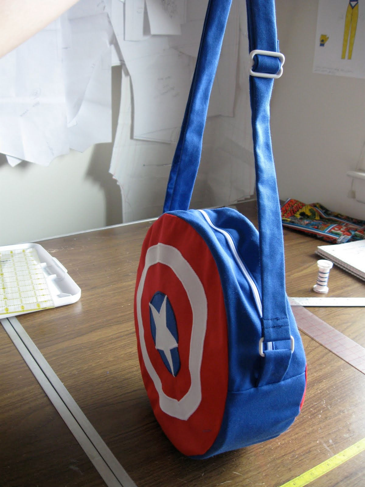 Wallpaper #4jG8NZMB5zzyi_yY2lc38 Uncanny Adventures in Comic Costume Creations Captain America Shield Bag