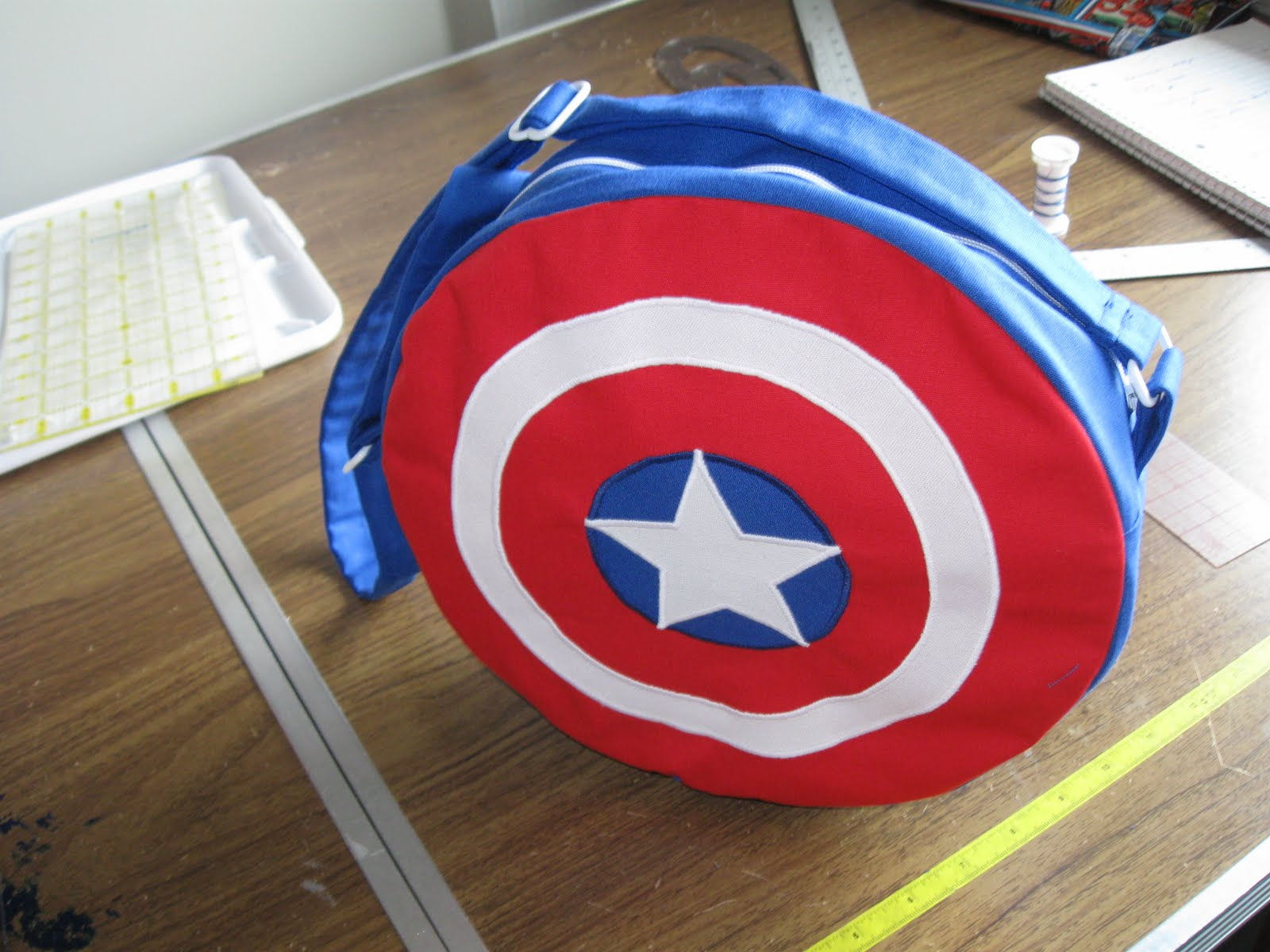 Wallpaper #4jG8NZMB5zzyi_yY2lc314 Uncanny Adventures in Comic Costume Creations Captain America Shield Bag