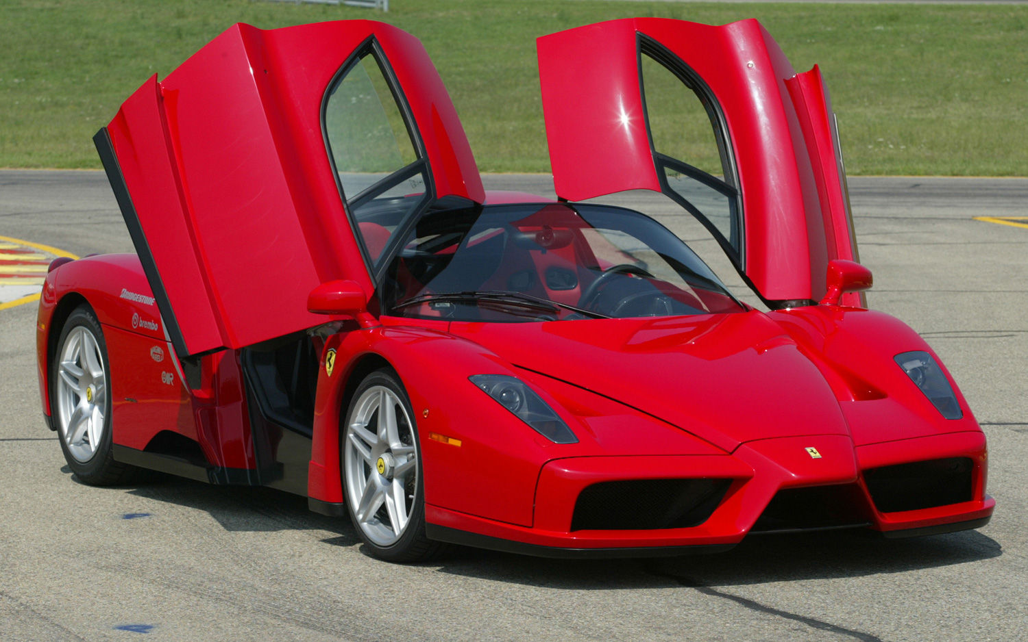 Wallpaper #ePTLOZMBKFX8bn3rZ3fq20 Super Cars Ferrari Enzo vs Ferrari Laferrari