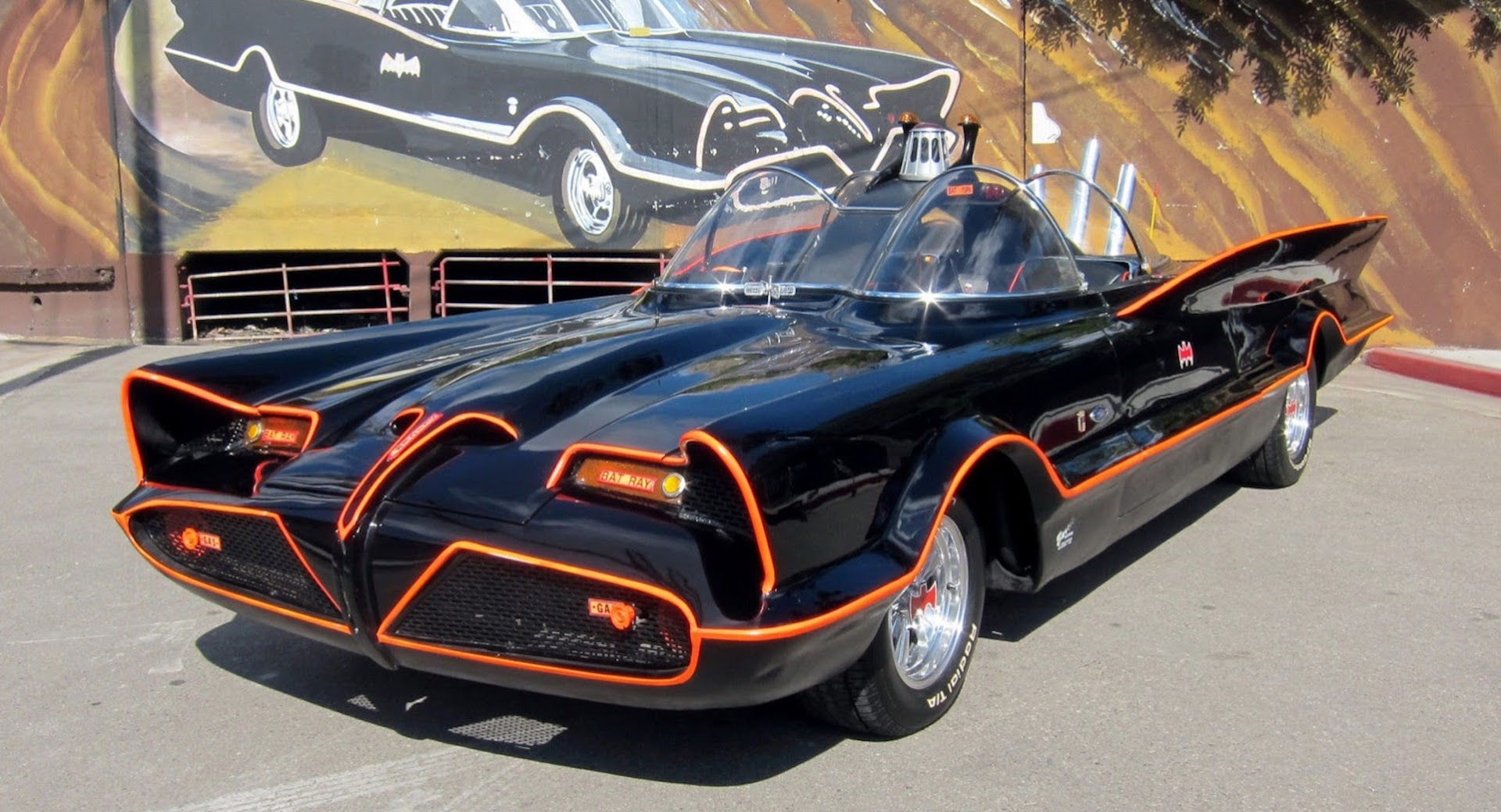 Wallpaper #zZy74pIBZHQxiYarKsFY13 The Legendary Barris Kustom Shop Behind the Original Batmobile and