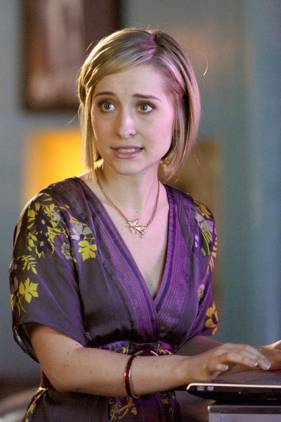 Wallpaper #JWen7ZIBSpphPi3-n1mk379 Allison Mack Photos TV Series Posters and Cast